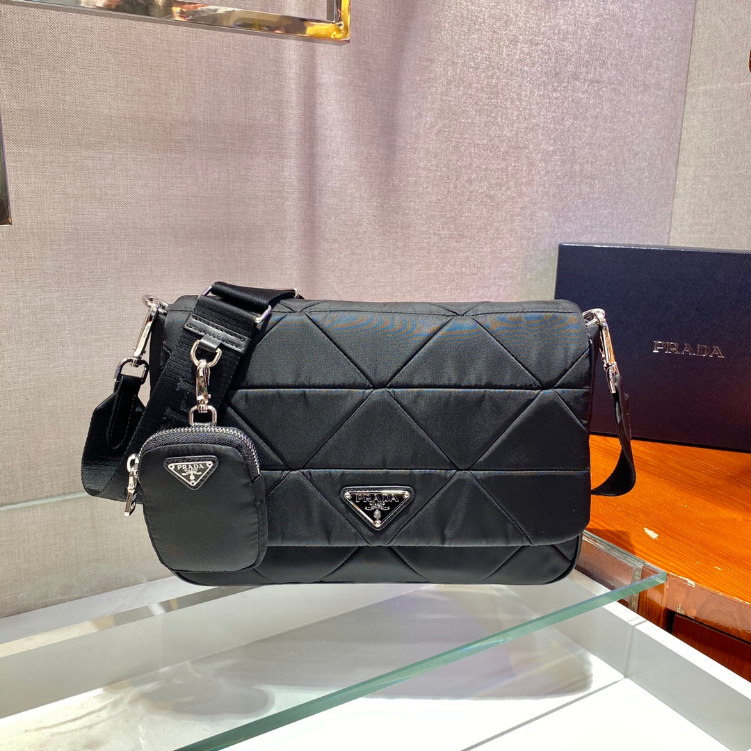 Luxury PradaLARGE FLAP BAG 28 IN BLACK TRIANGULAR QUILTED PATTERN RE-NYLON