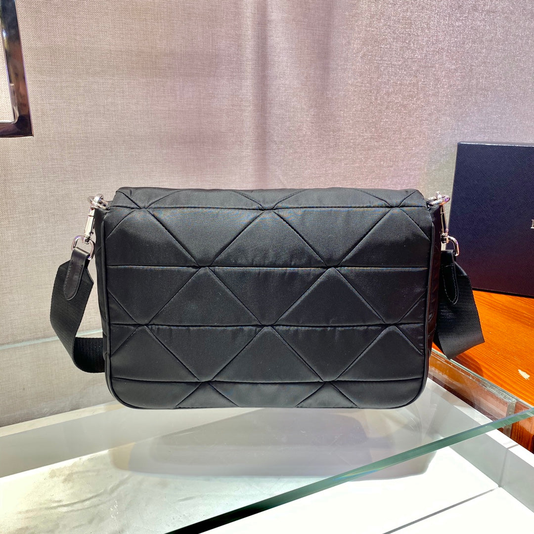 Luxury PradaLARGE FLAP BAG 28 IN BLACK TRIANGULAR QUILTED PATTERN RE-NYLON