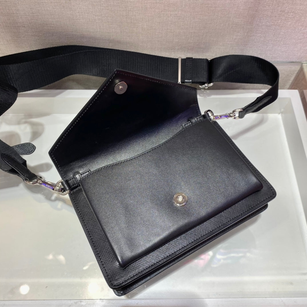 Luxury PradaENVELOPE FLAP BAG 20 IN BLACK SAFFIANO LEATHER
