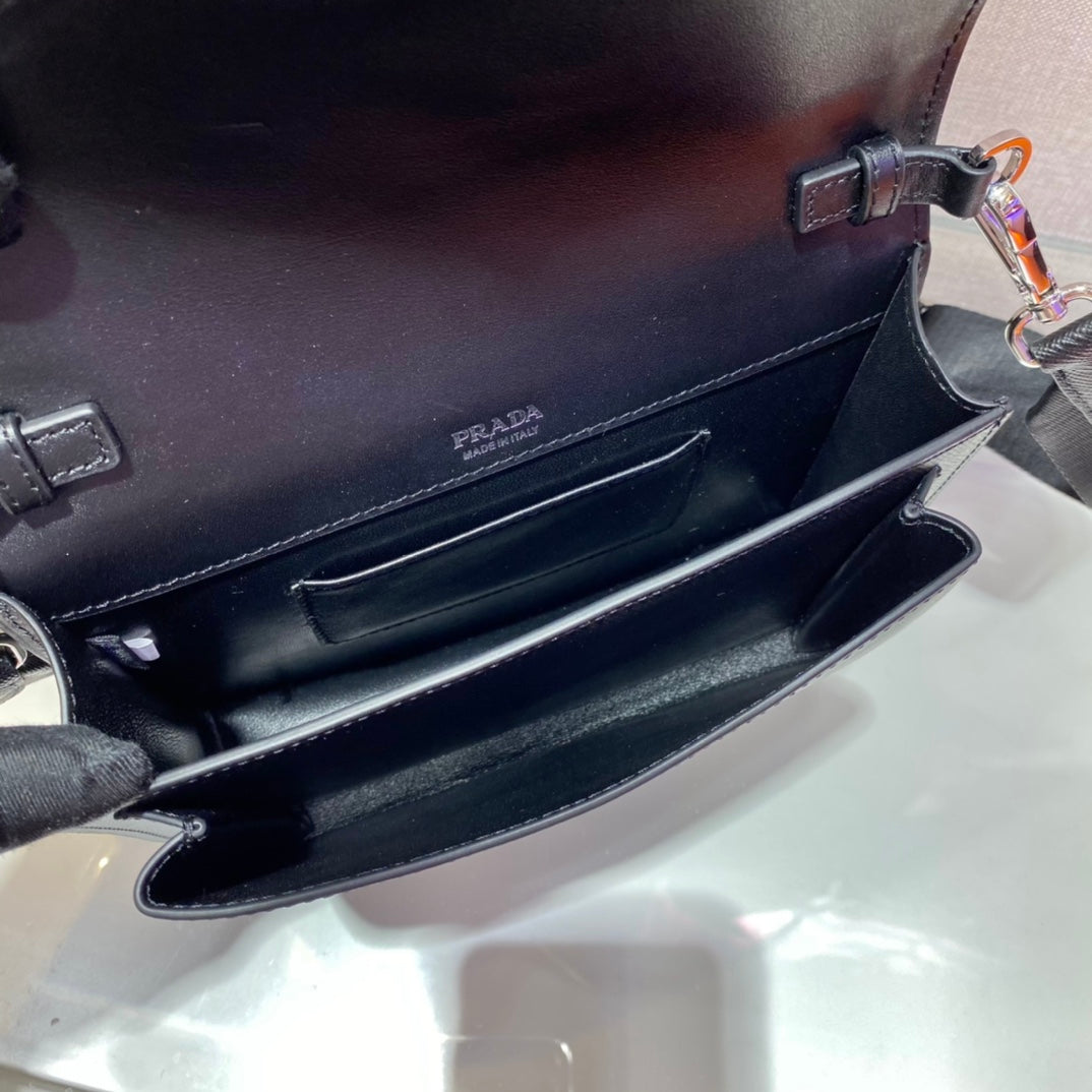 Luxury PradaENVELOPE FLAP BAG 20 IN BLACK SAFFIANO LEATHER