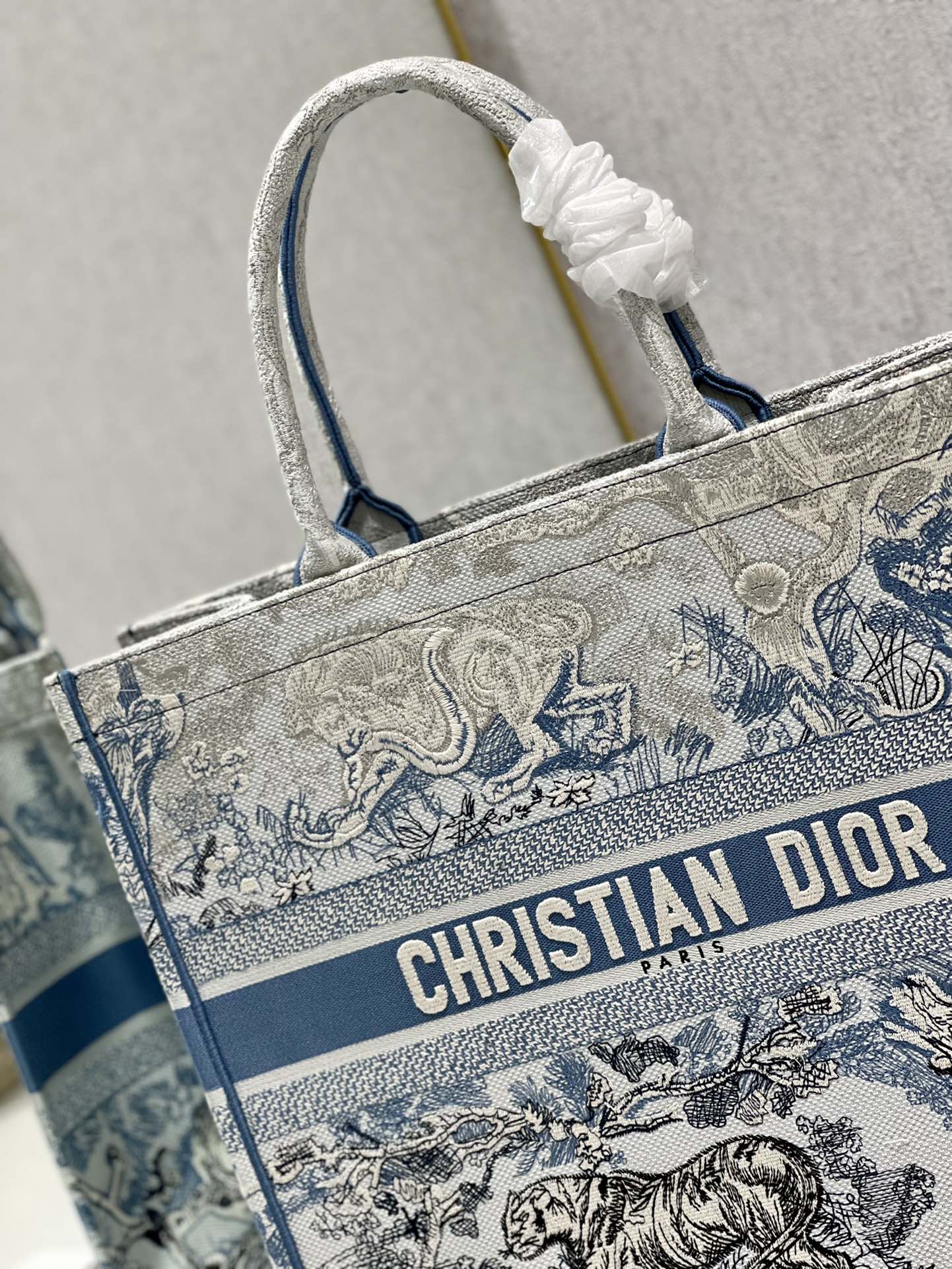 Luxury DiorLarge Book Tote 42cm Gradient Blue Tiger