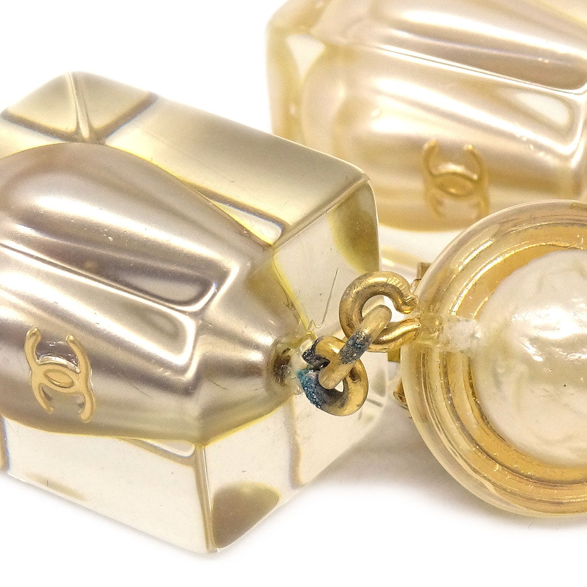 Luxury Chanel Imitation Pearl Shaking Earrings Clip-On 97P