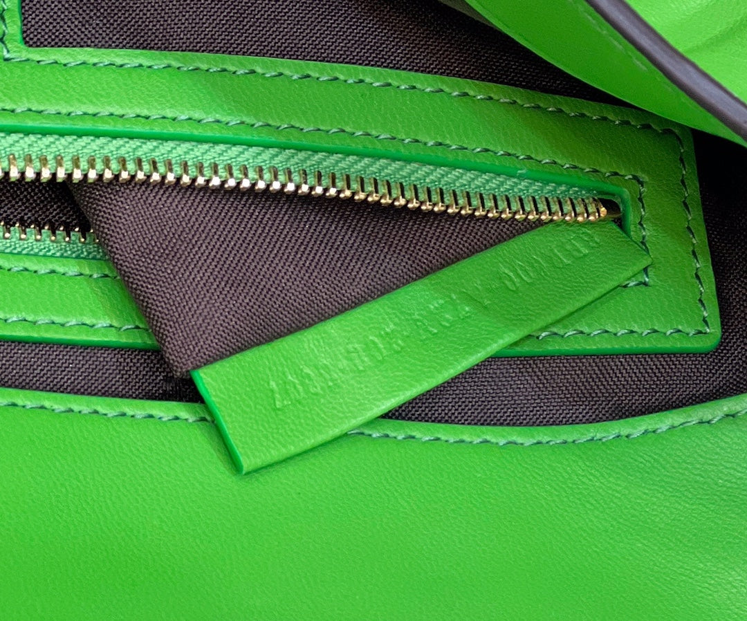 Luxury FendiBAGUETTE WITH FF MOTIF 27 IN EMERALD GREEN SOFT LAMBSKIN GOLD HARDWARE