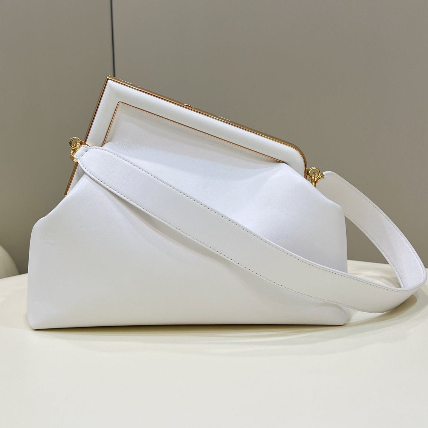 Luxury FendiLuxury FendiFIRST SMALL 32 IN WHITE NAPPA LEATHER BAG GOLD HARDWARE