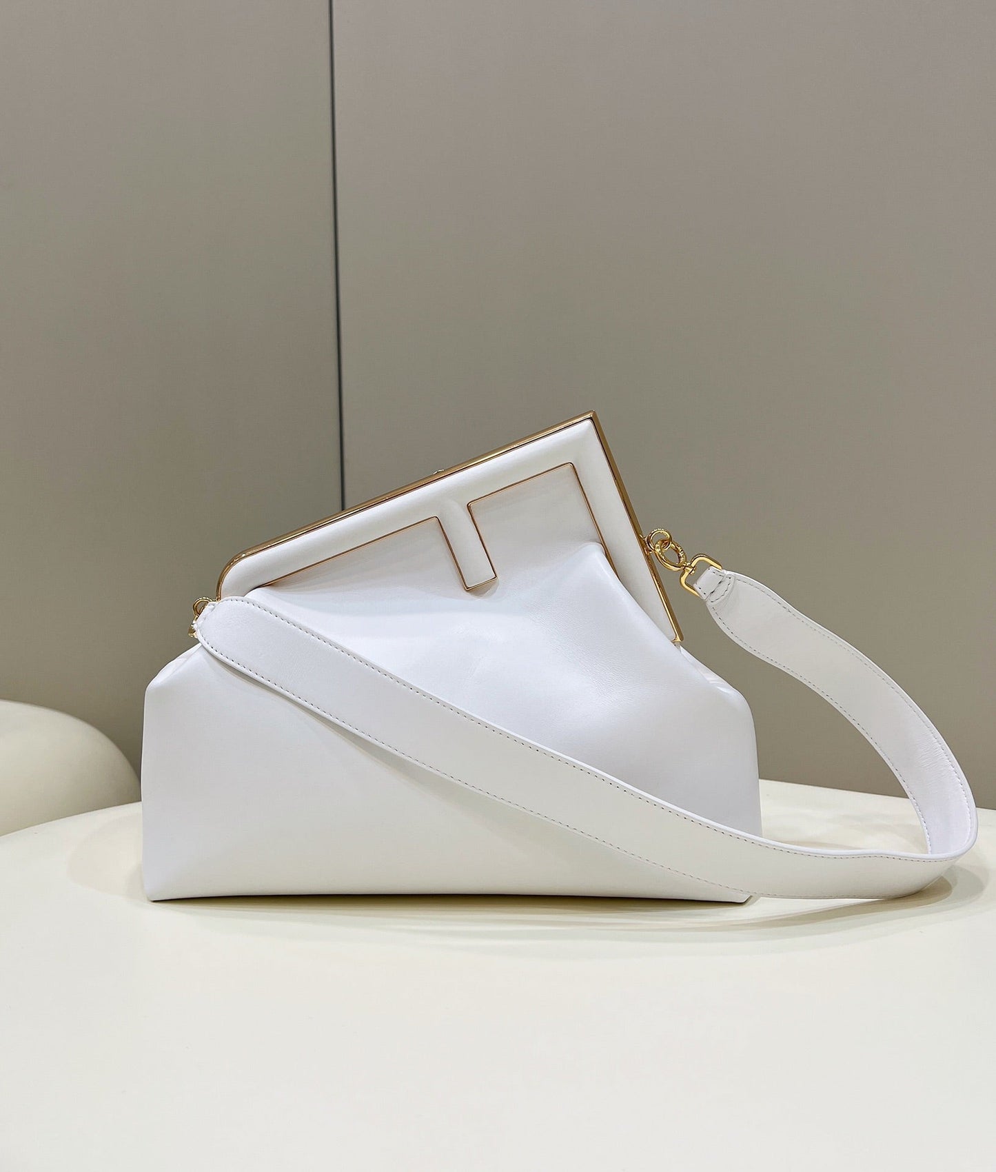 Luxury FendiLuxury FendiFIRST SMALL 32 IN WHITE NAPPA LEATHER BAG GOLD HARDWARE