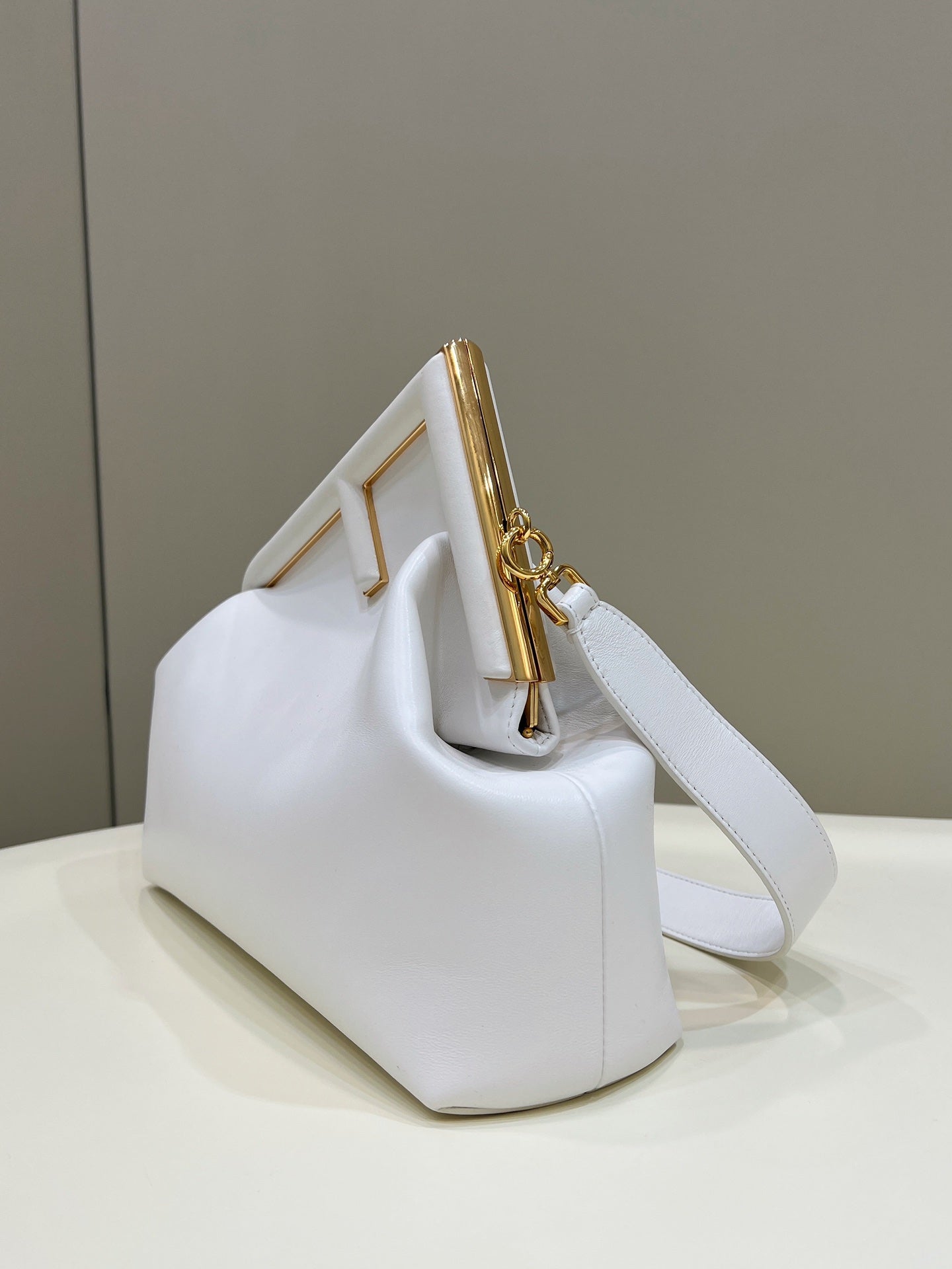 Luxury FendiLuxury FendiFIRST SMALL 32 IN WHITE NAPPA LEATHER BAG GOLD HARDWARE