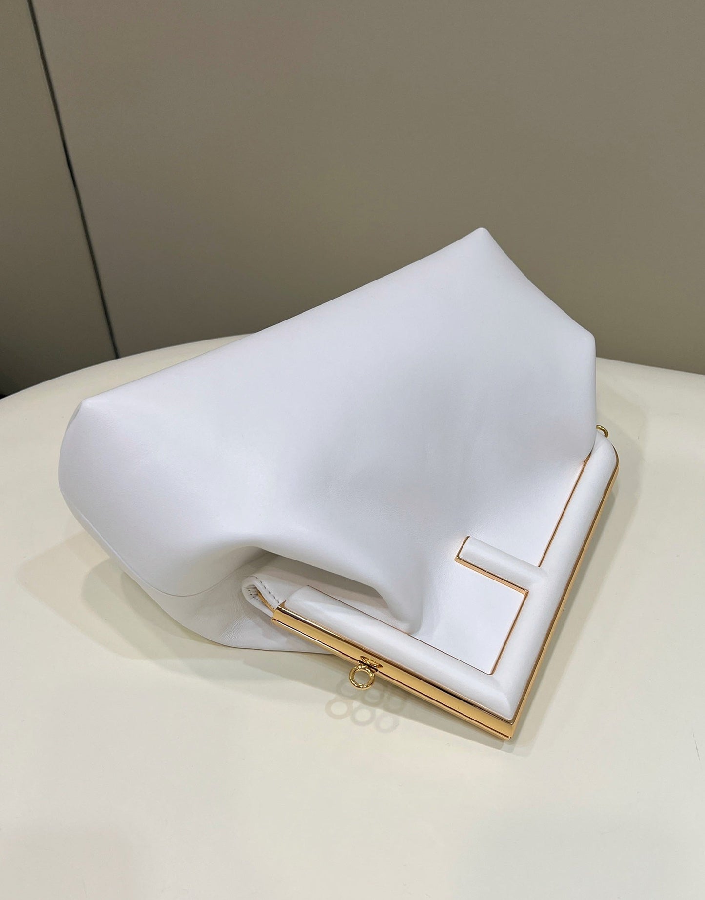 Luxury FendiLuxury FendiFIRST SMALL 32 IN WHITE NAPPA LEATHER BAG GOLD HARDWARE