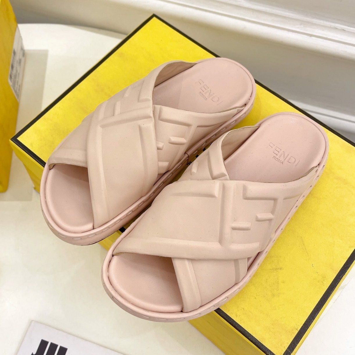 Luxury FendiLuxury FendiCROSSOVER SLIPPER IN PALE PINK CALFSKIN