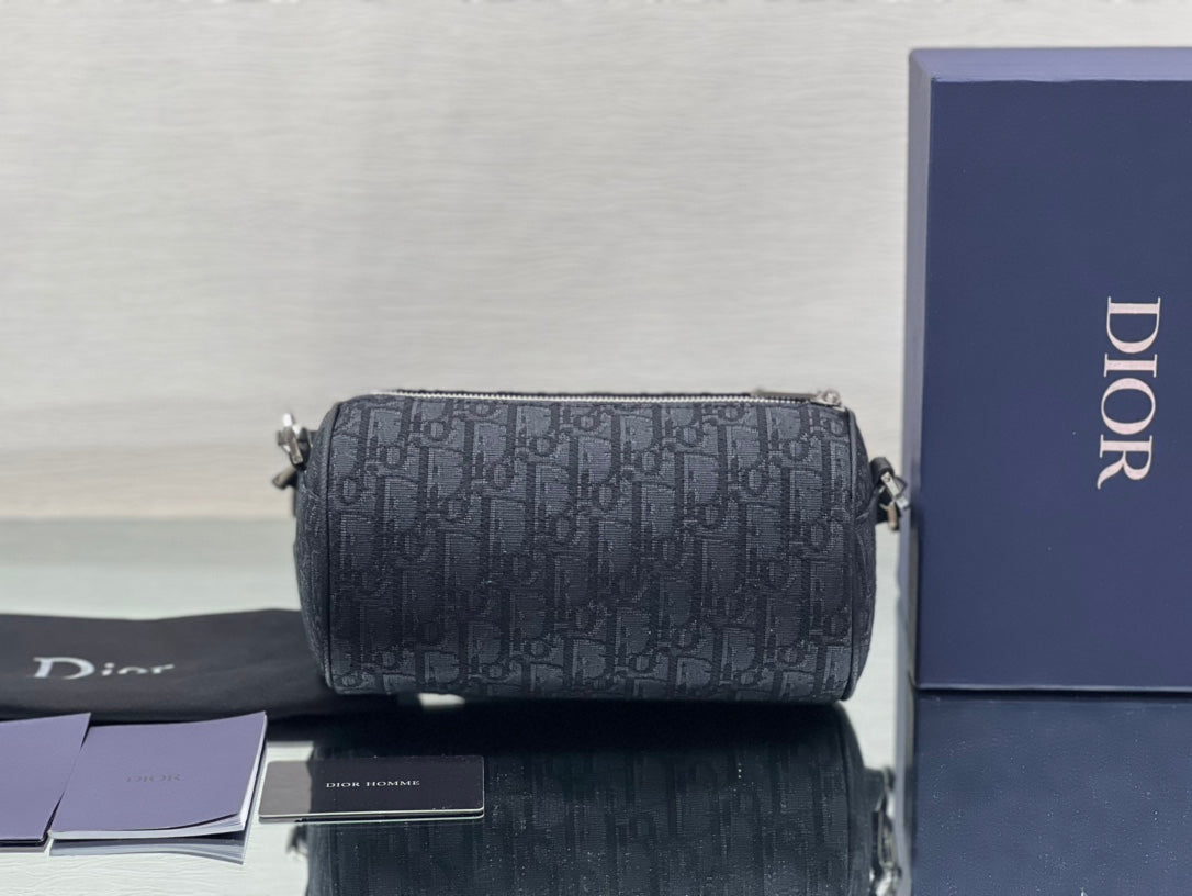 Luxury DiorROUND BUCKET 21 BAG IN BLACK OBLIQUE JACQUARD