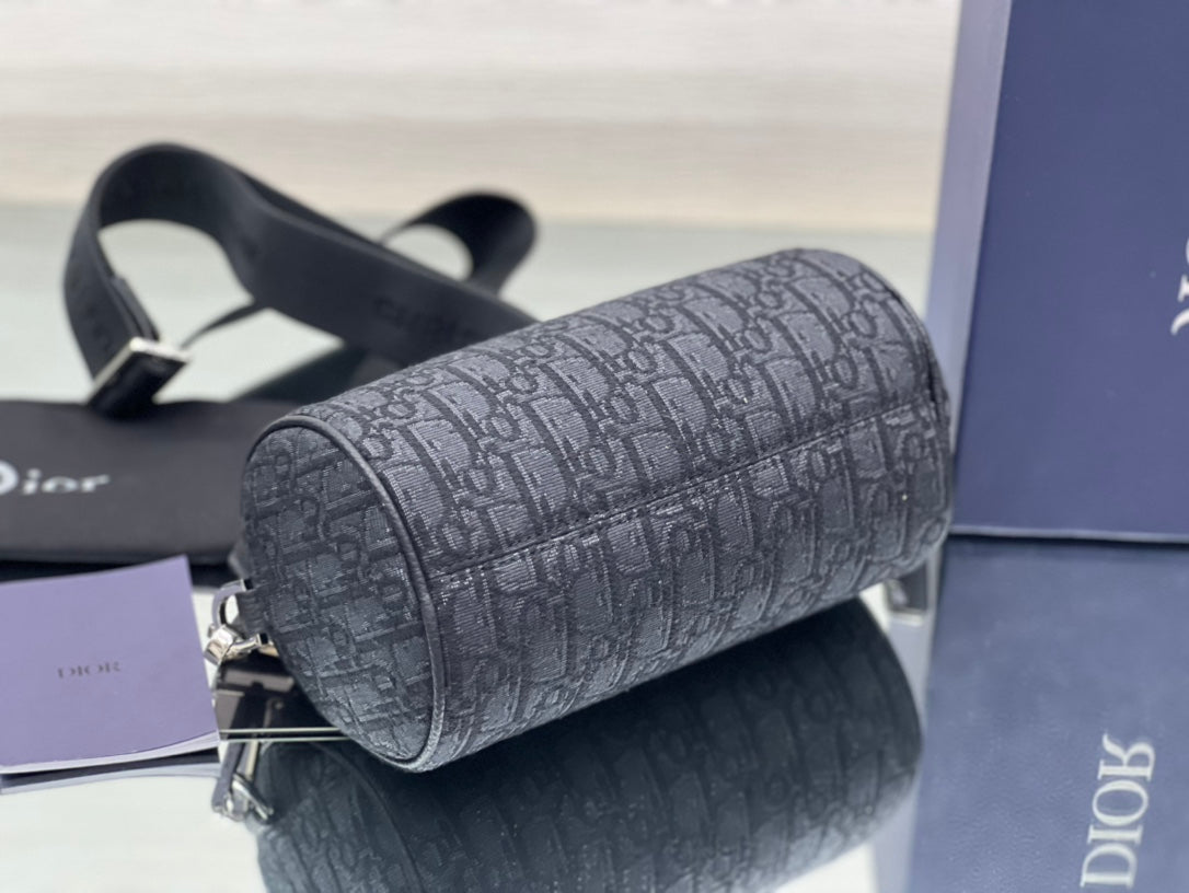 Luxury DiorROUND BUCKET 21 BAG IN BLACK OBLIQUE JACQUARD