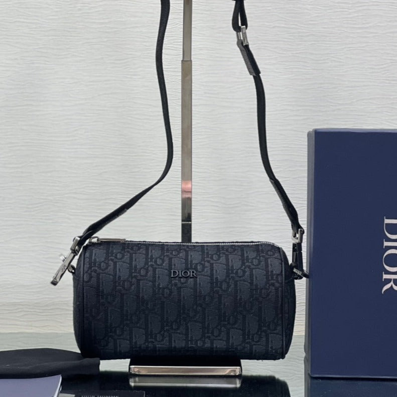Luxury DiorROUND BUCKET 21 BAG IN BLACK OBLIQUE JACQUARD