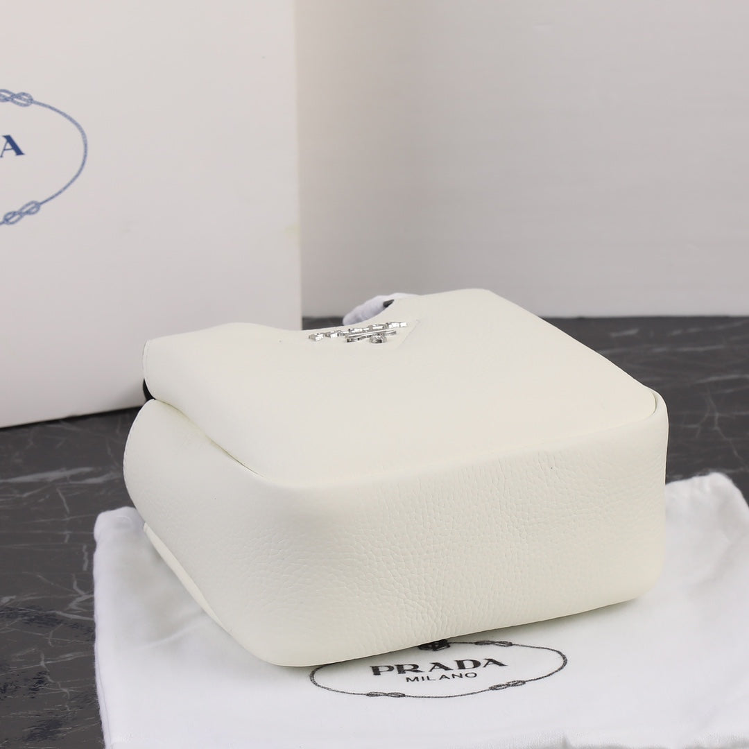 Luxury Prada18 DYNAMIQUE LOGO TOTE BAG IN WHITE CALFSKIN