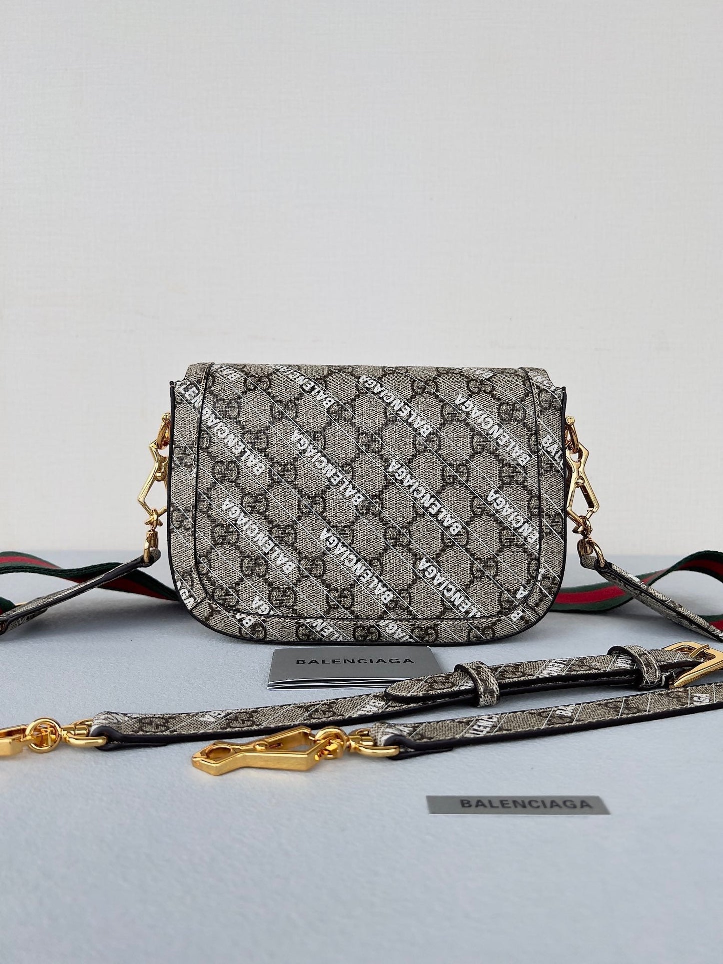 Luxury Gucci GG MINI 25 PRINTED SADDLE BAG IN EICRU BEIGE CANVAS