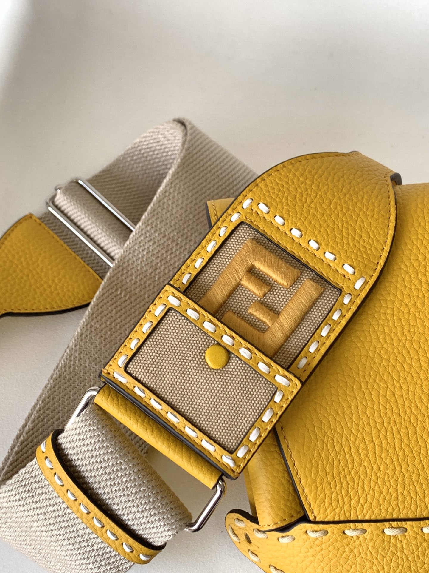 Luxury FendiPeekaboo Mini Selleria Bag 23cm yellow leather shw with 220 hand-sewn stitches