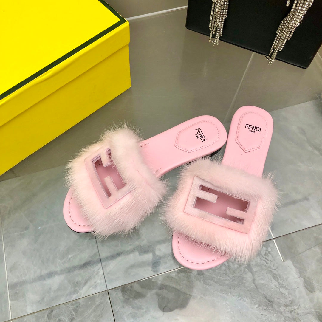 Luxury FendiLuxury FendiBAGUETTE MINK SLIDE SLIPPER IN LIGHT PINK FUR
