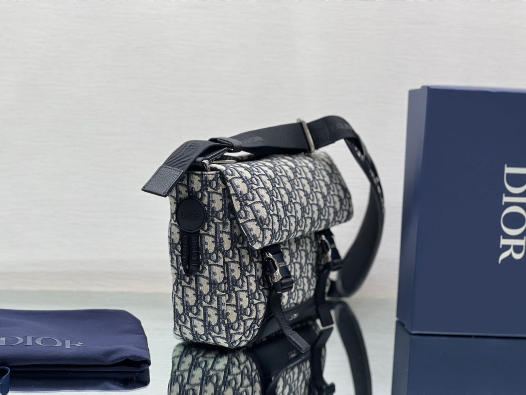 Luxury DiorMEDIUM 31 BAG WITH STRAP IN BEIGE AND BLACK OBLIQUE JACQUARD AND CALFSKIN