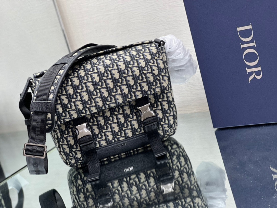 Luxury DiorMEDIUM 31 BAG WITH STRAP IN BEIGE AND BLACK OBLIQUE JACQUARD AND CALFSKIN