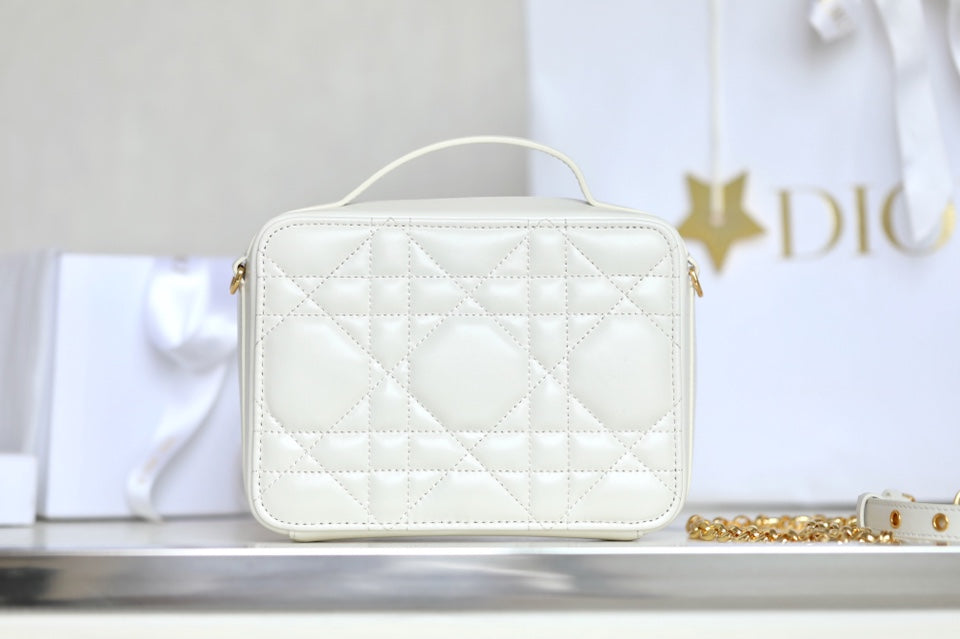 Luxury DiorCARO BOX BAG 19 IN WHITE CALFSKIN