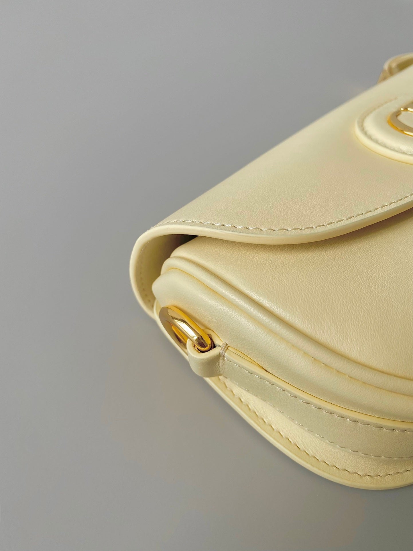 Luxury Diormedium east west bobby 22cm cream calfskin ghw