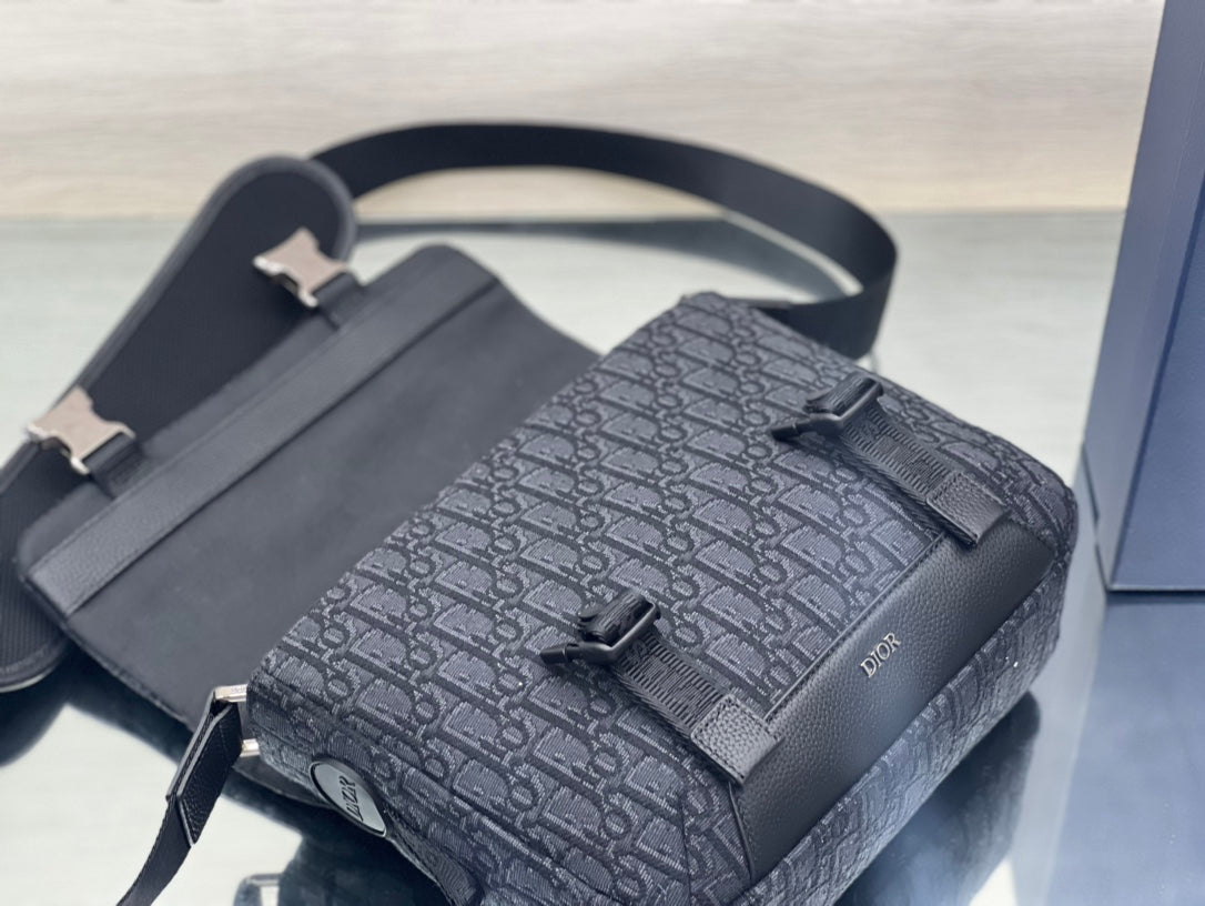 Luxury DiorMEDIUM 31 BAG WITH STRAP IN BLACK OBLIQUE JACQUARD AND CALFSKIN