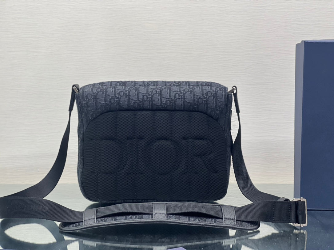 Luxury DiorMEDIUM 31 BAG WITH STRAP IN BLACK OBLIQUE JACQUARD AND CALFSKIN