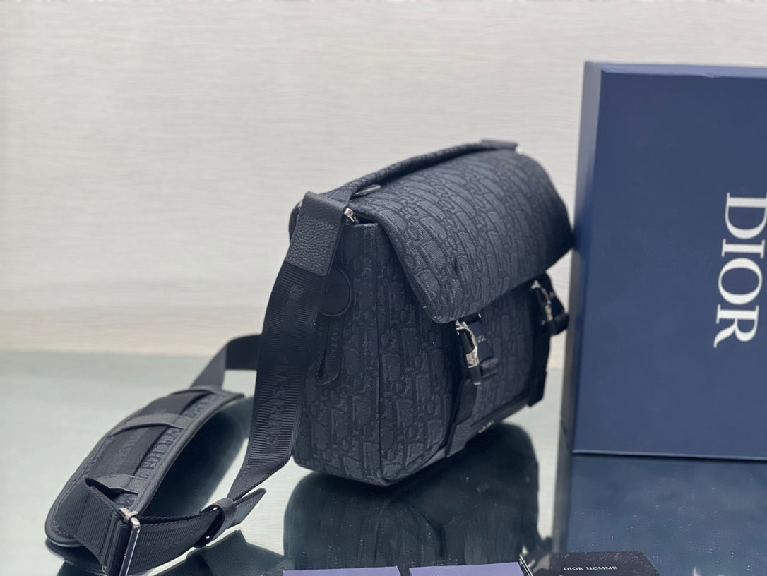 Luxury DiorMEDIUM 31 BAG WITH STRAP IN BLACK OBLIQUE JACQUARD AND CALFSKIN