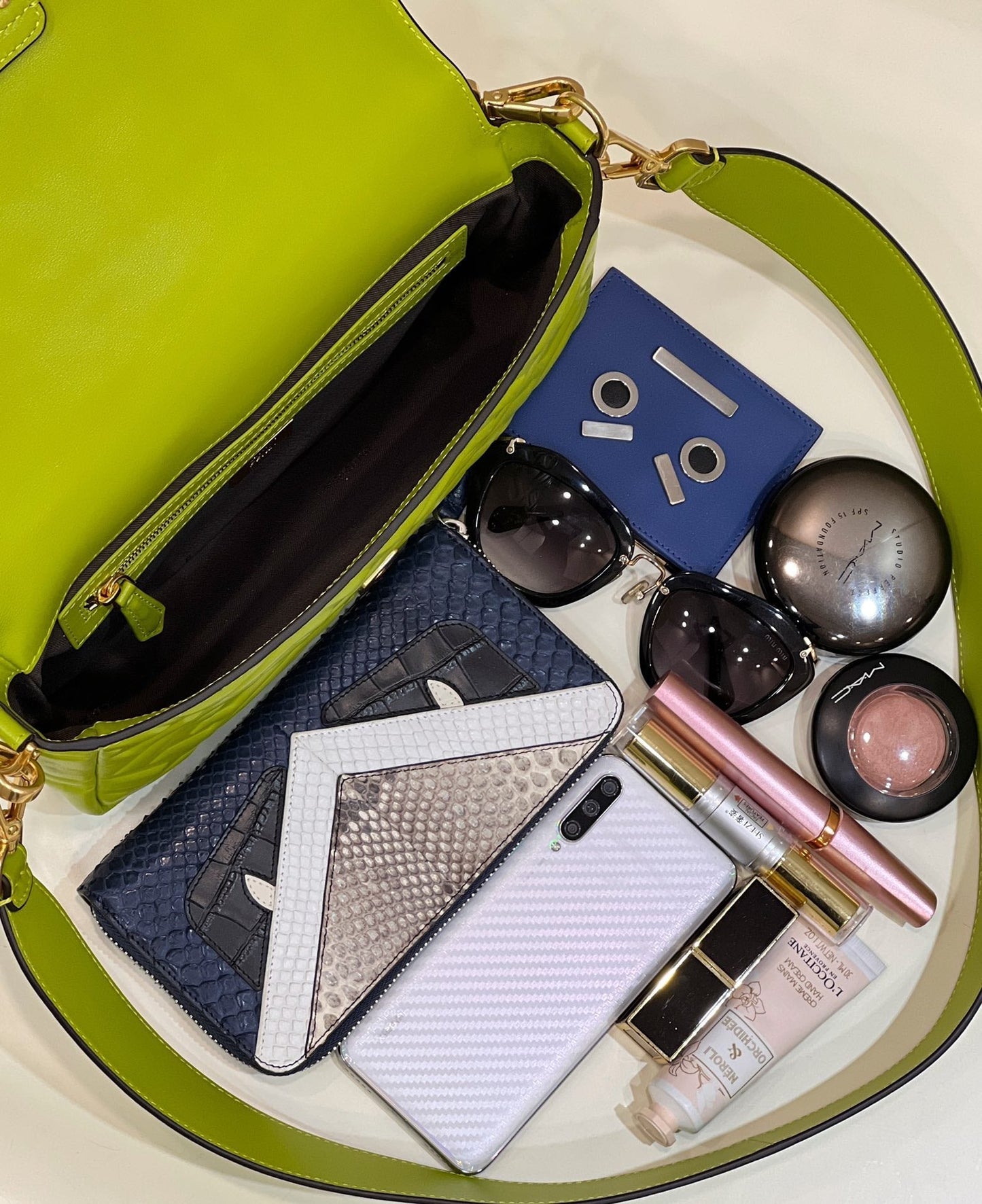 Luxury FendiBAGUETTE WITH FF MOTIF 27 IN LIMERICK SOFT LAMBSKIN GOLD HARDWARE