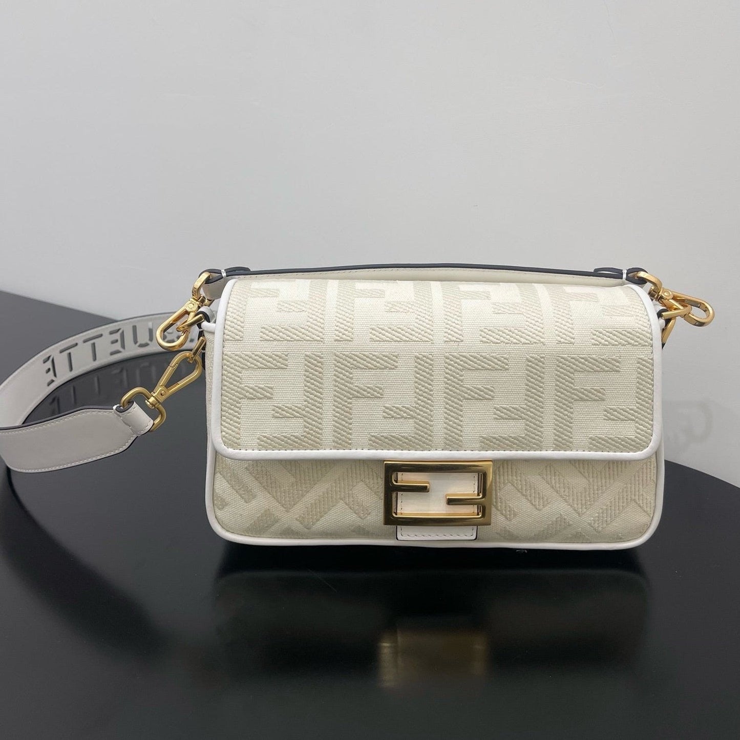 Luxury FendiLuxury Fendi26 BAGUETTE WHITE NAPPA LEATHER BAG WITH GOLD HARDWARE