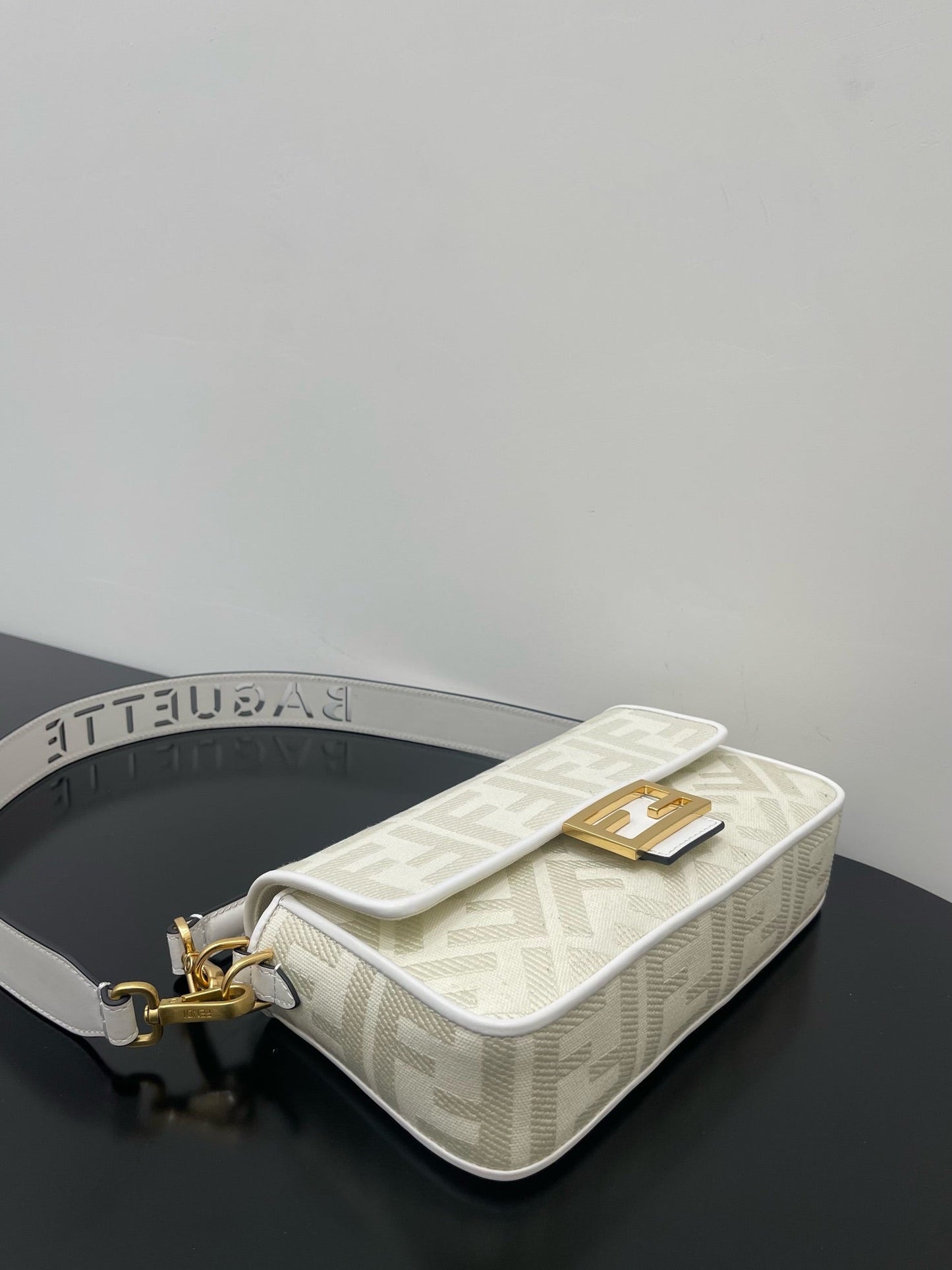 Luxury FendiLuxury Fendi26 BAGUETTE WHITE NAPPA LEATHER BAG WITH GOLD HARDWARE