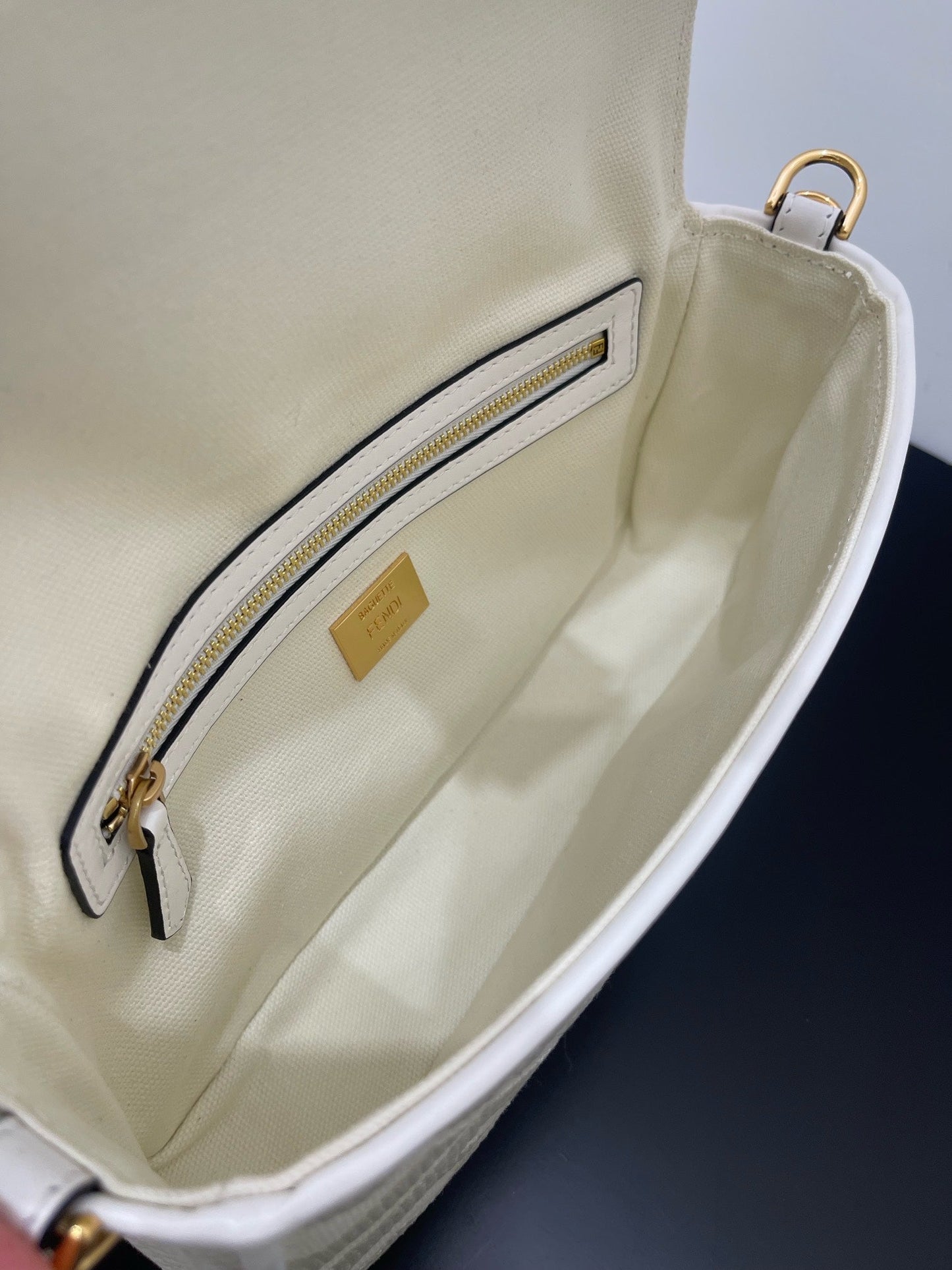Luxury FendiLuxury Fendi26 BAGUETTE WHITE NAPPA LEATHER BAG WITH GOLD HARDWARE