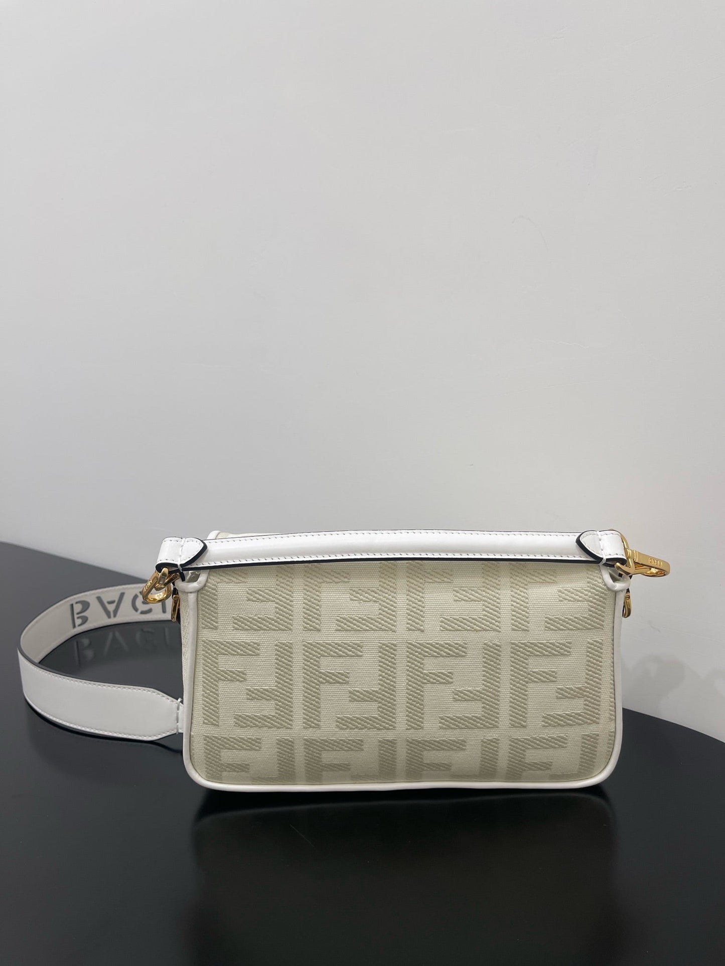 Luxury FendiLuxury Fendi26 BAGUETTE WHITE NAPPA LEATHER BAG WITH GOLD HARDWARE
