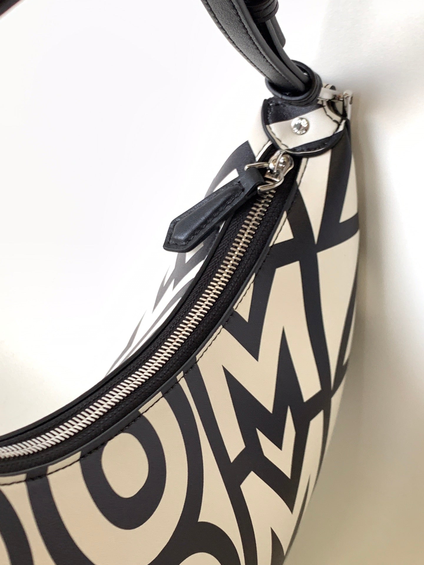 Luxury FendiFENDIGRAPHY SMALL 29 IN WHITE MIX BLACK SMOOTH CALFSKIN SILVER HARDWARE