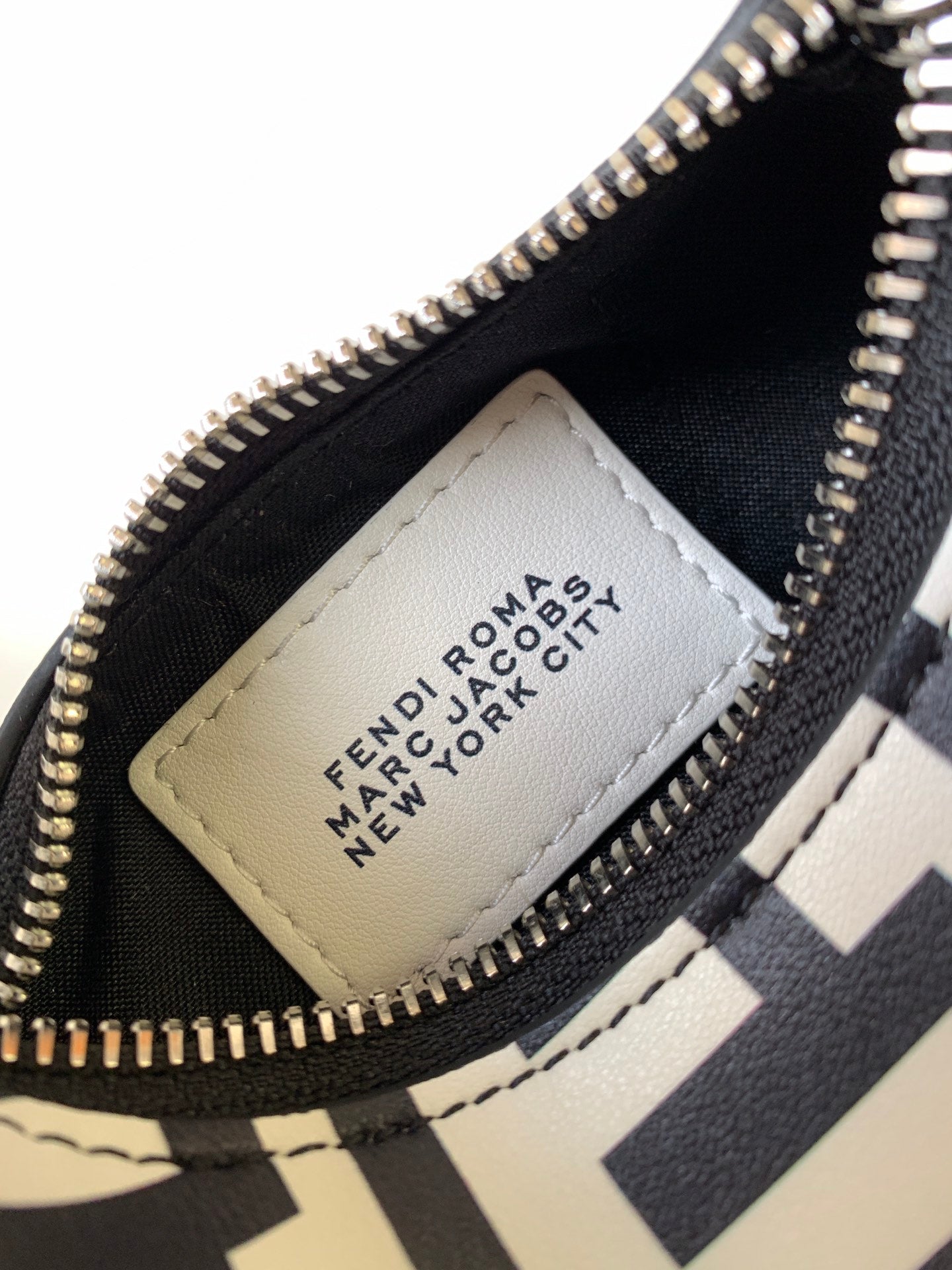 Luxury FendiFENDIGRAPHY MINI 16 IN WHITE MIX BLACK SMOOTH CALFSKIN SILVER HARDWARE