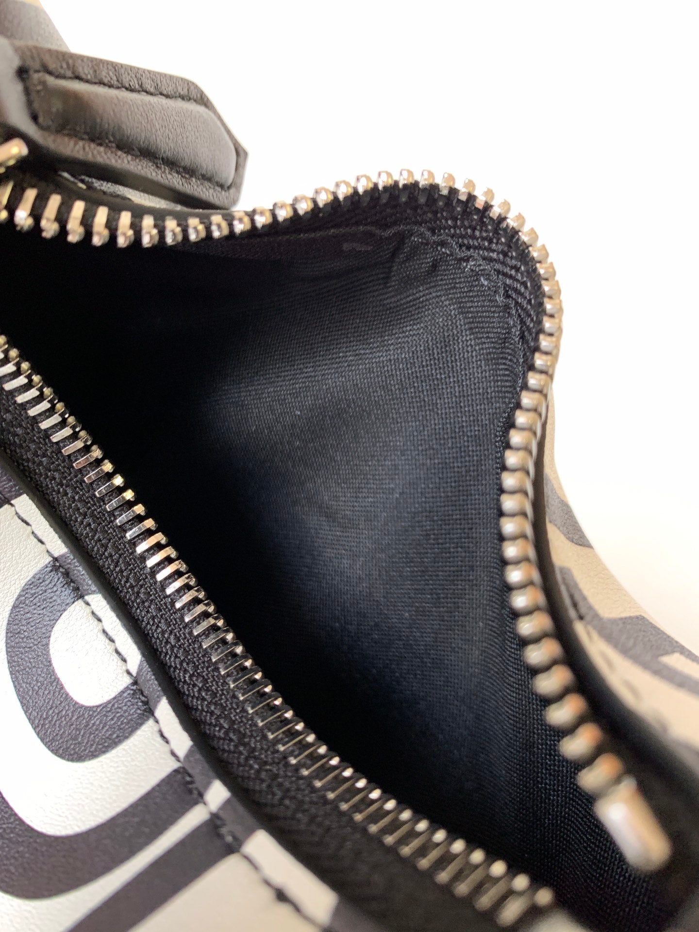 Luxury FendiFENDIGRAPHY MINI 16 IN WHITE MIX BLACK SMOOTH CALFSKIN SILVER HARDWARE