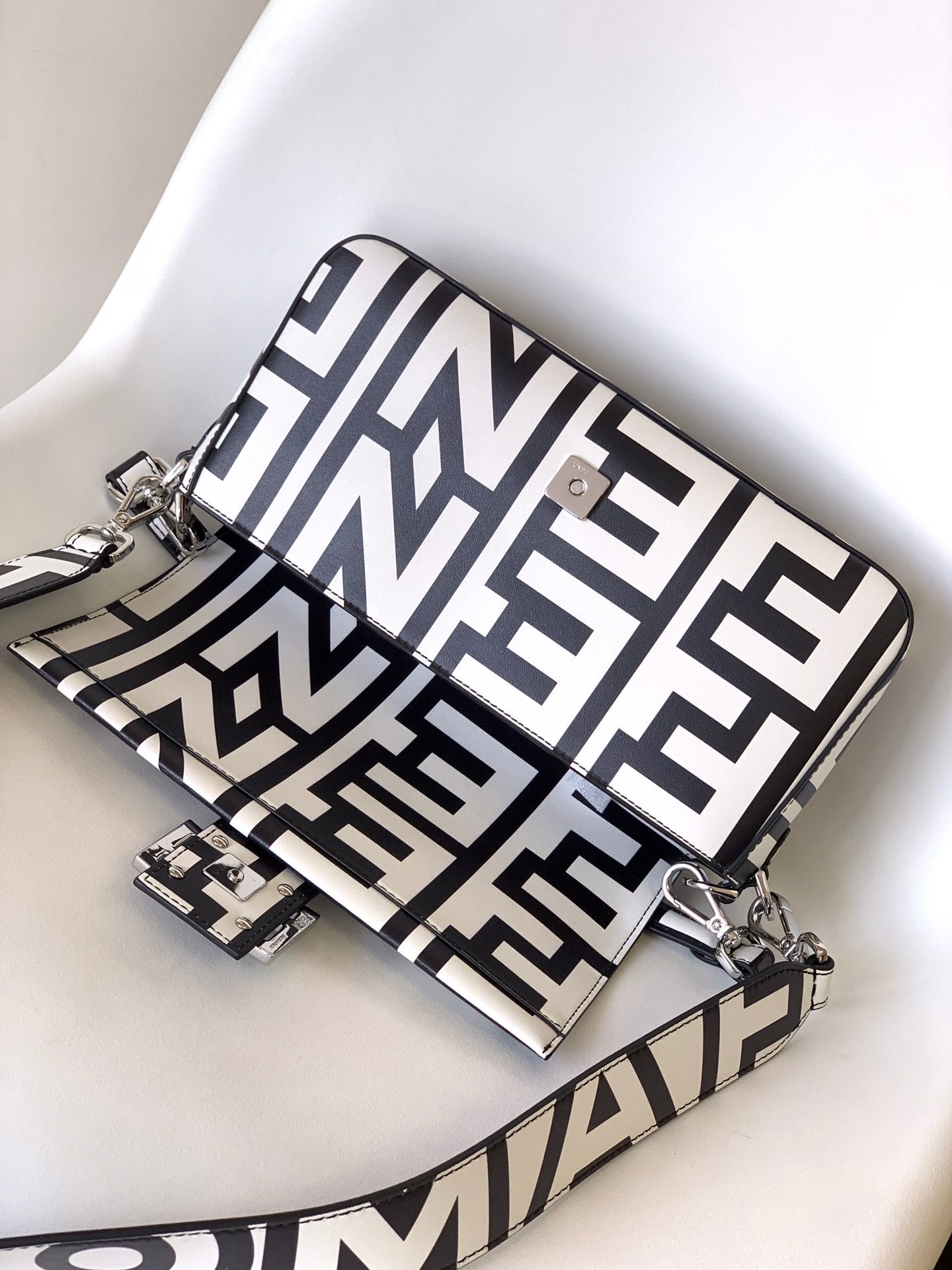 Luxury FendiFend Roma & Marc Jacobs 27 Bag Black White Leather Shw