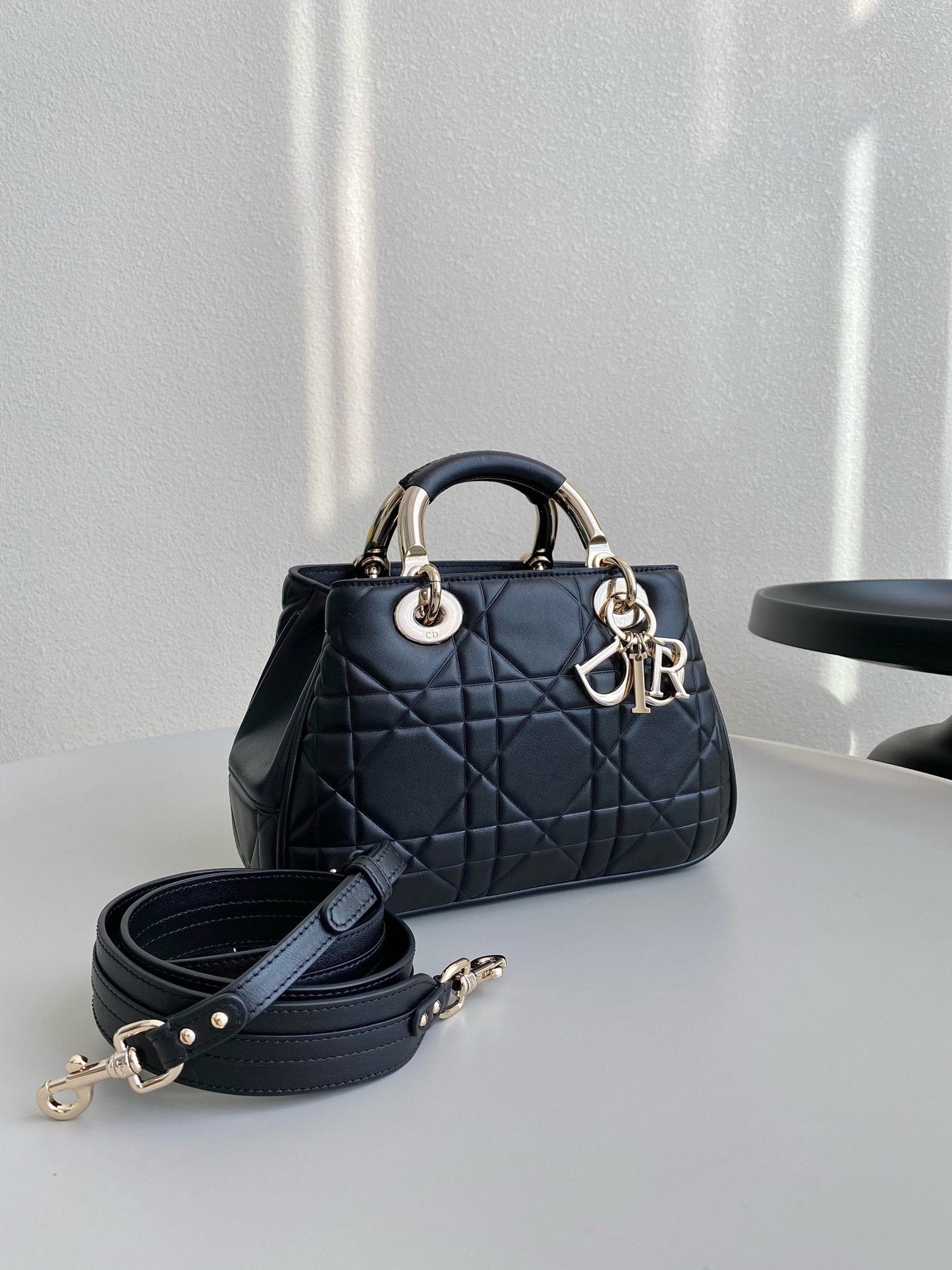 Luxury DiorLADY 25 HANDBAG IN BLACK CALFSKIN