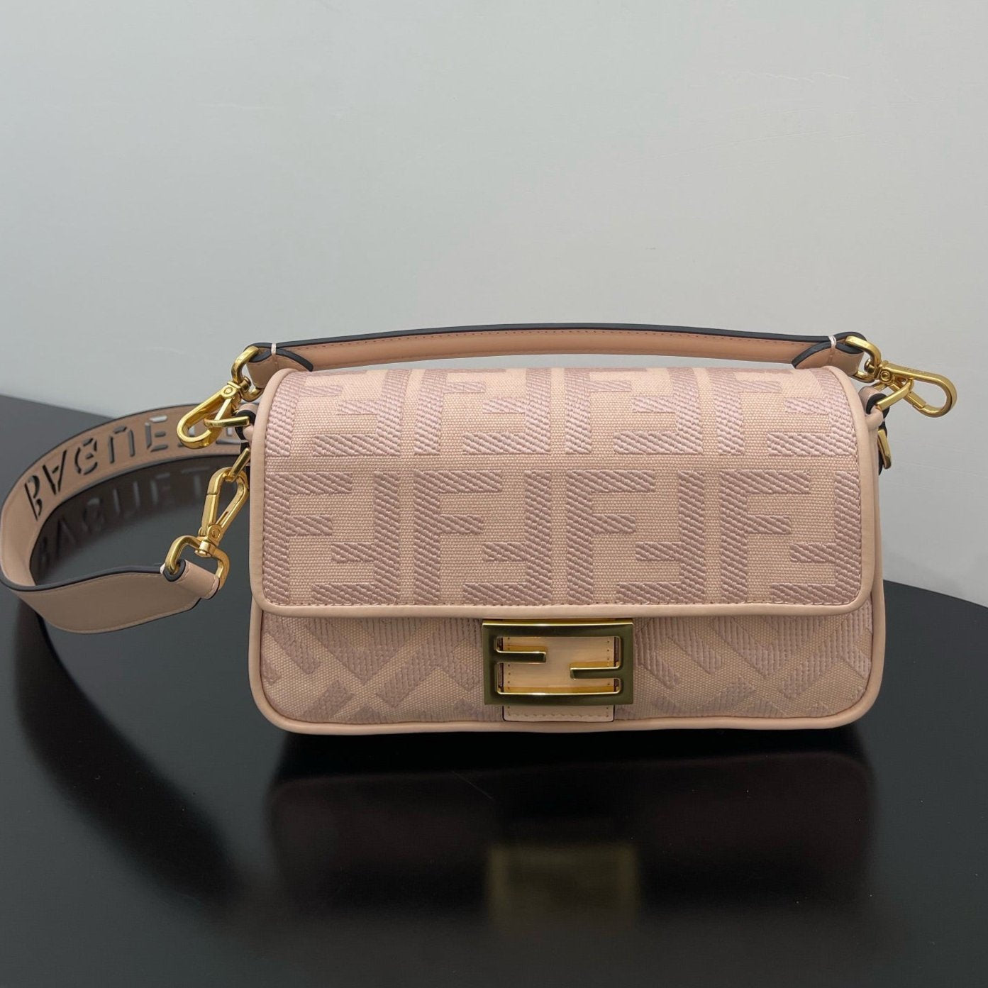 Luxury FendiLuxury Fendi26 BAGUETTE LIGHT PINK NAPPA LEATHER BAG WITH GOLD HARDWARE