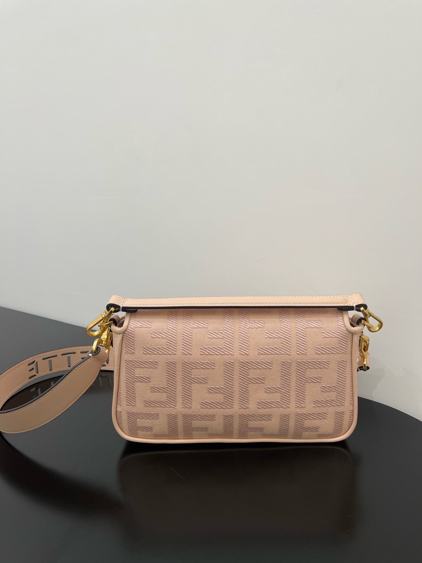 Luxury FendiLuxury Fendi26 BAGUETTE LIGHT PINK NAPPA LEATHER BAG WITH GOLD HARDWARE