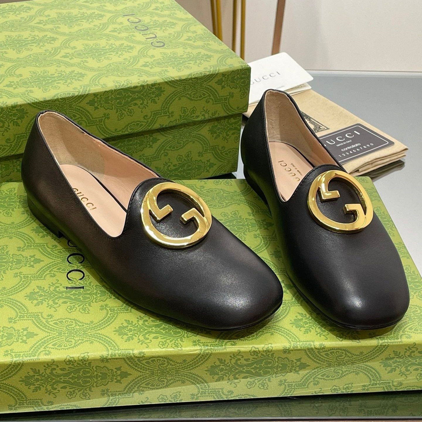 Luxury Gucci BLONDIE LOGO-PLAQUE LOAFERS IN BLACK CALFSKIN
