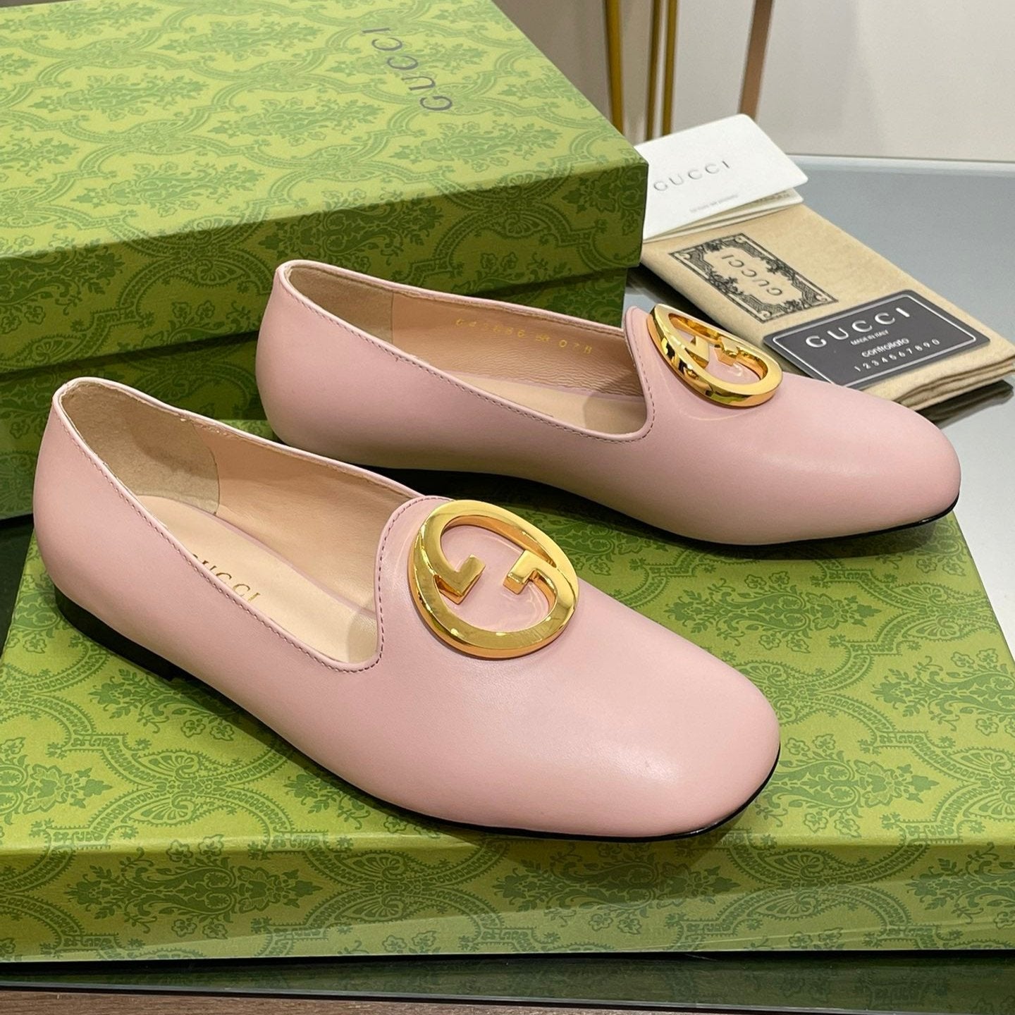 Luxury Gucci BLONDIE LOGO-PLAQUE LOAFERS IN LIGHT PINK CALFSKIN