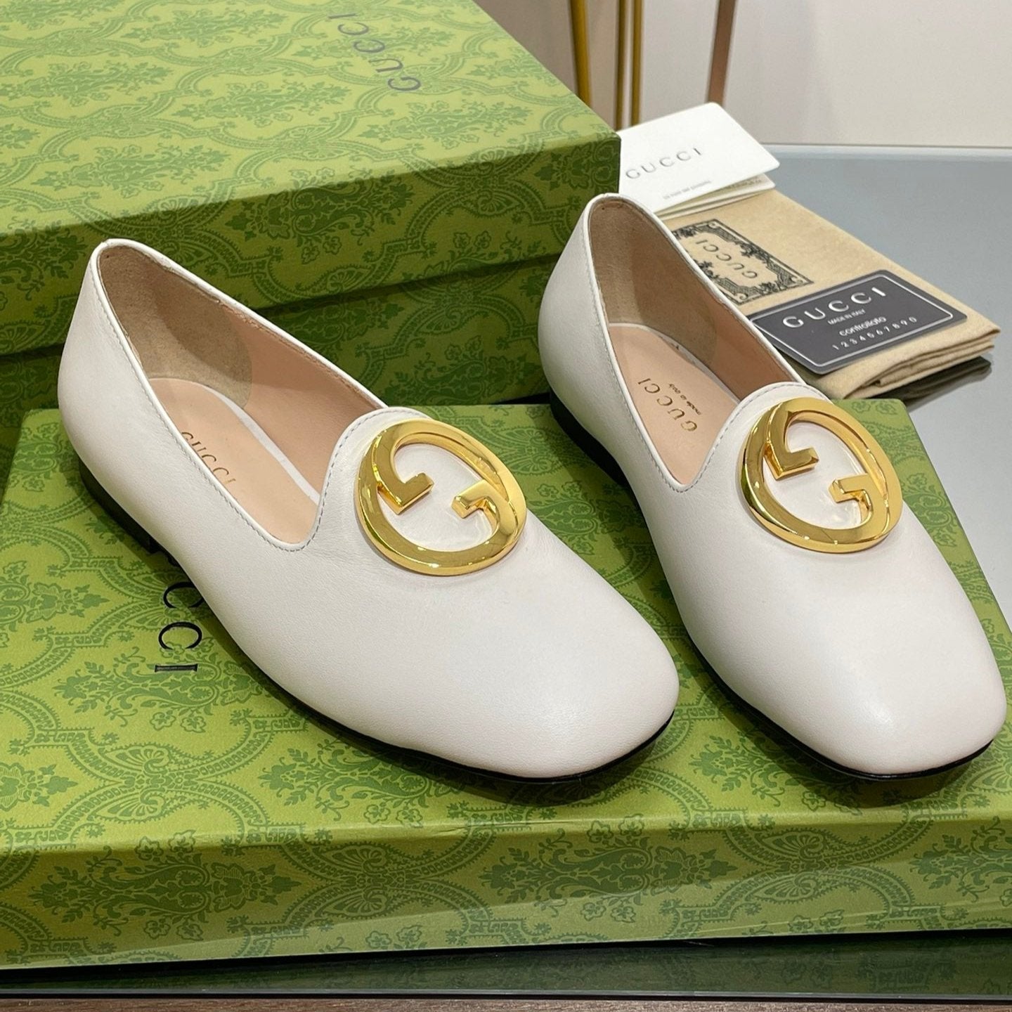 Luxury Gucci BLONDIE LOGO-PLAQUE LOAFERS IN WHITE CALFSKIN