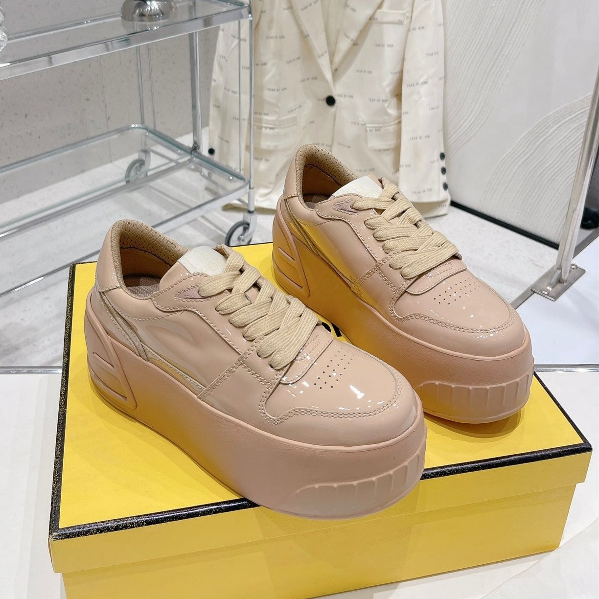 Luxury FendiLuxury FendiLOW-TOP TRAINER IN TAN BEIGE CALFSKIN