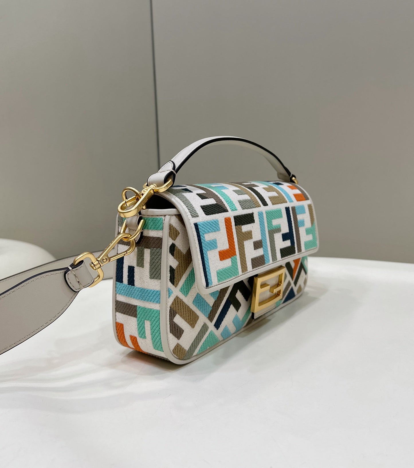 Luxury FendiBAGUETTE CANVAS 27 BAG WHITE STRAP WITH MULTICOLOUR EMBROIDERY GOLD HARDWARE