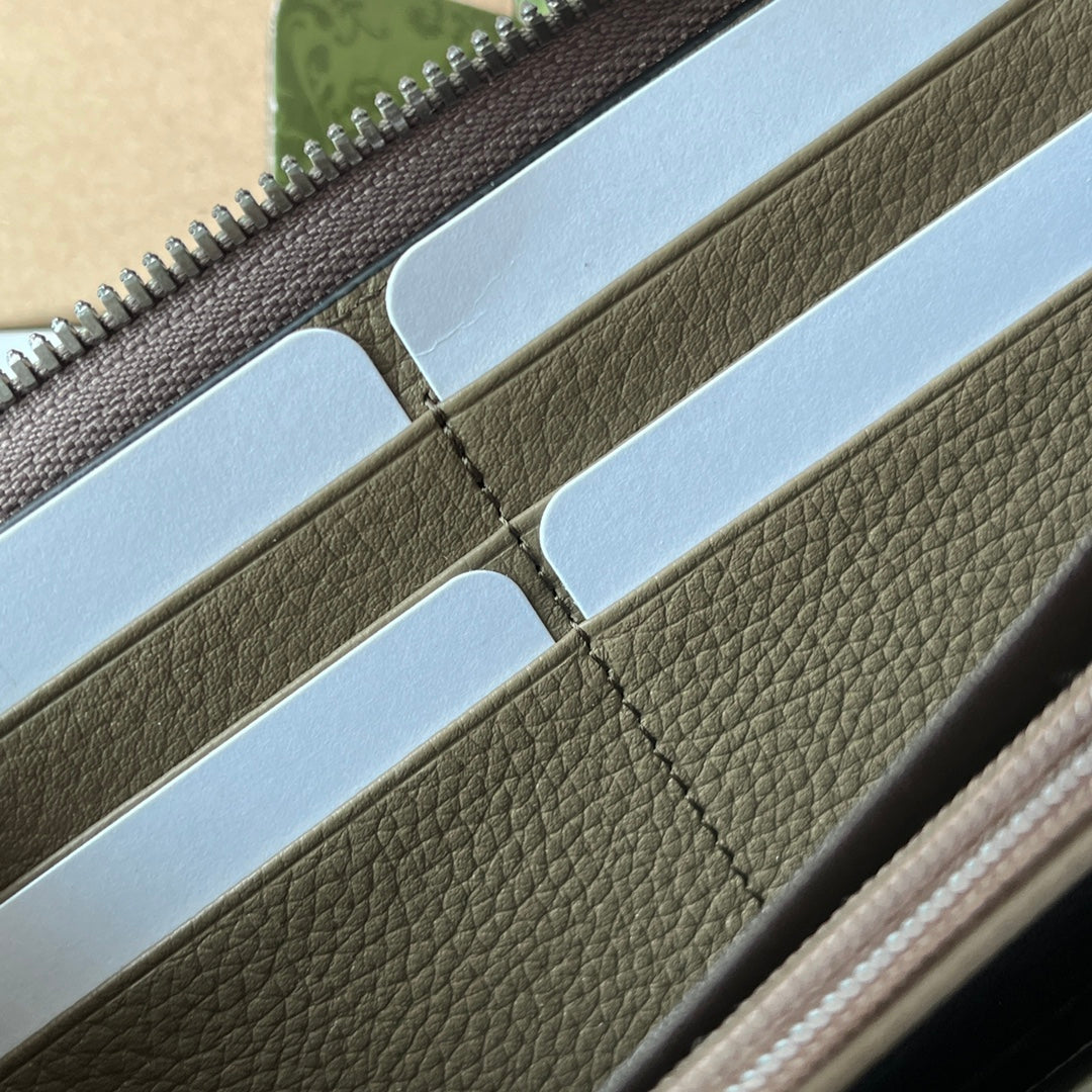 Luxury Gucci FULL-ZIP WALLET 19 IN MOSS GREEN EMBOSSED CALFSKIN
