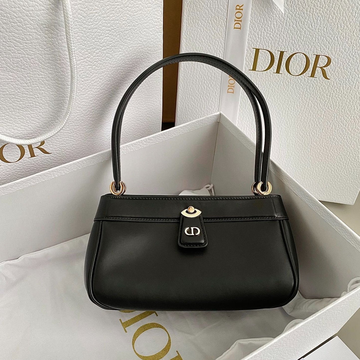 Luxury DiorMEDIUM 22 KEY HANDBAG IN BLACK CALFSKIN