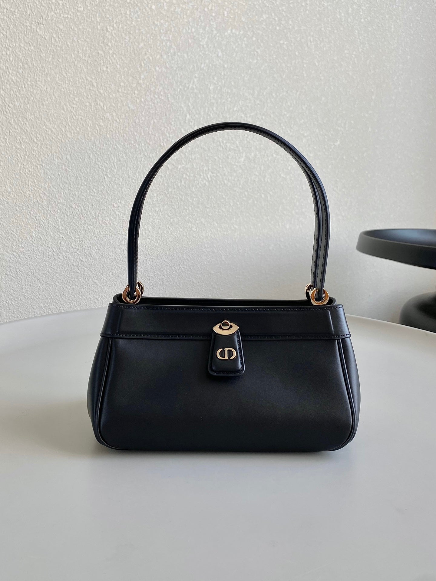 Luxury DiorMEDIUM 22 KEY HANDBAG IN BLACK CALFSKIN