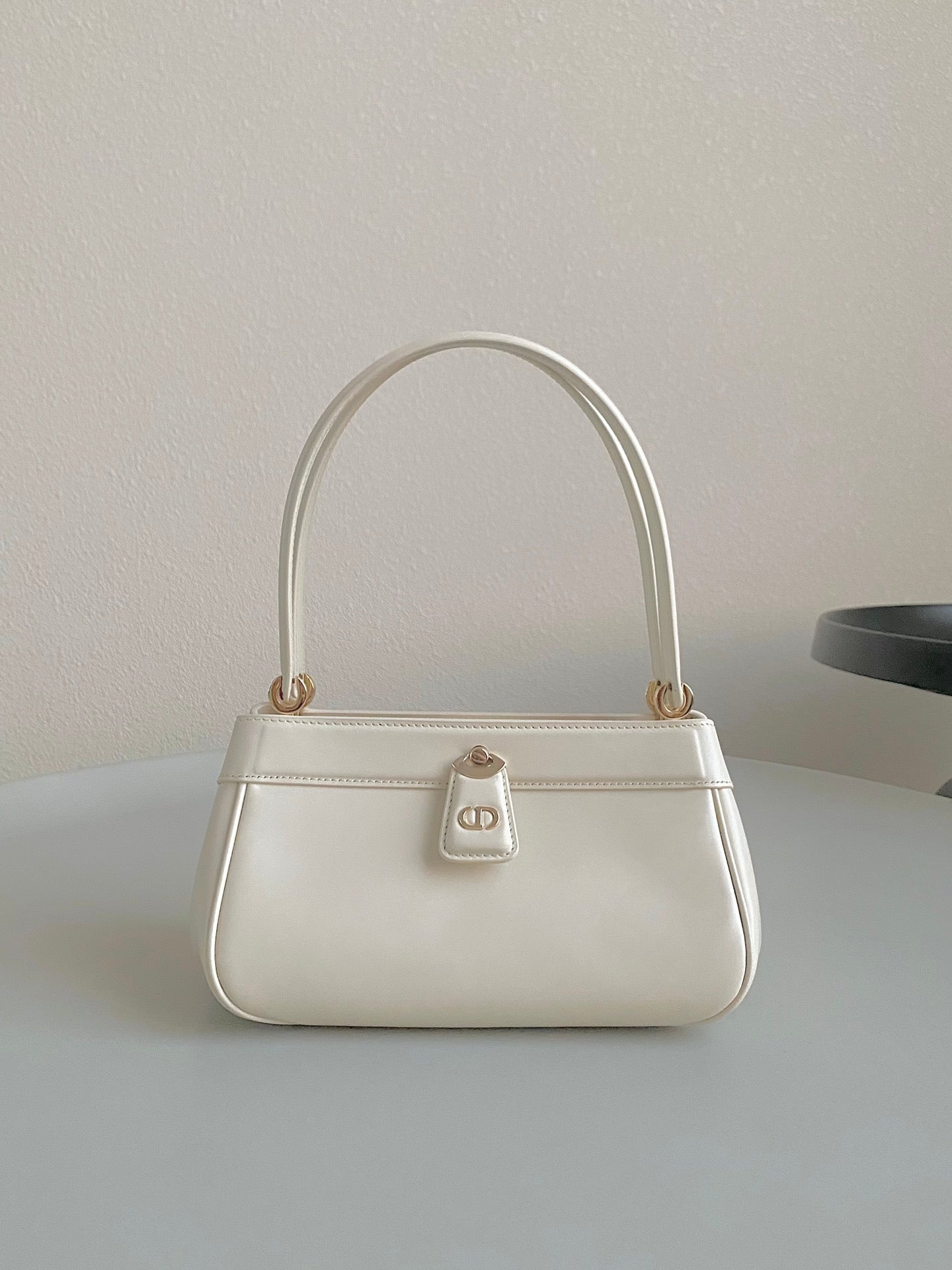 Luxury DiorMEDIUM 22 KEY HANDBAG IN WHITE CALFSKIN