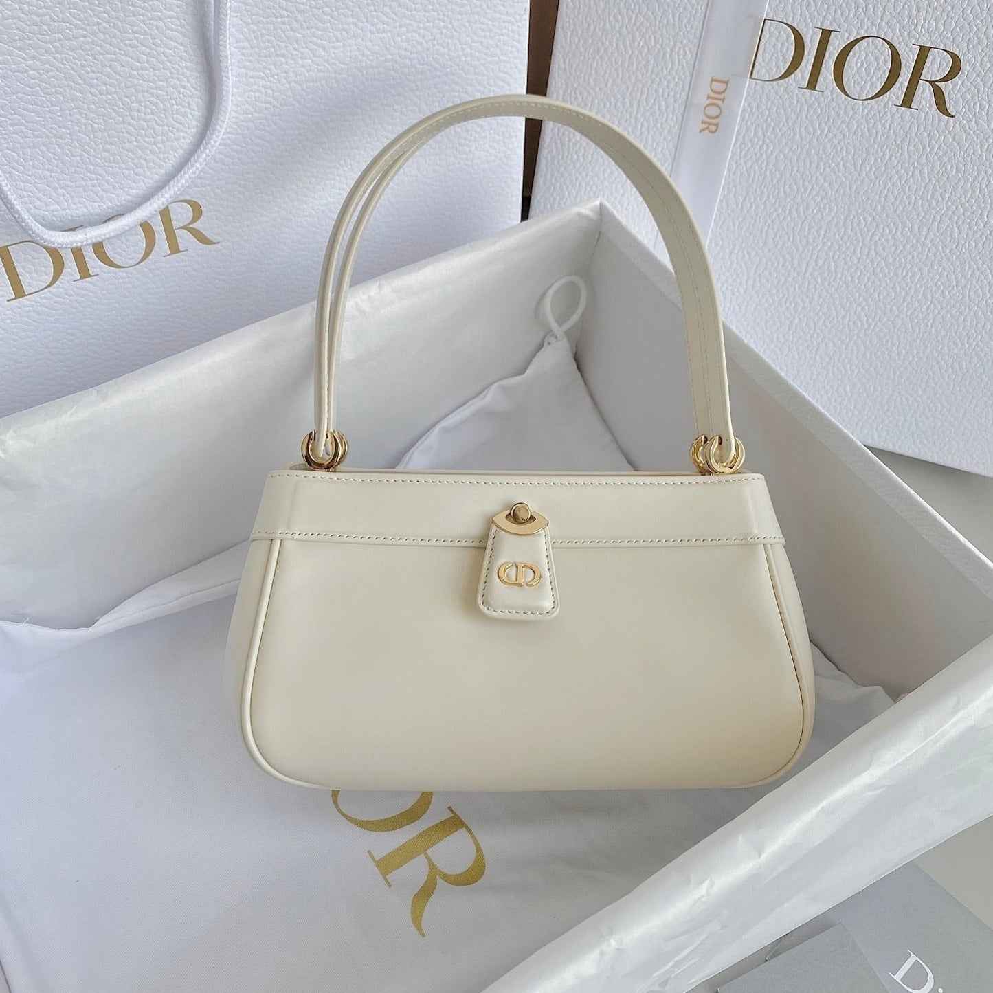 Luxury DiorMEDIUM 22 KEY HANDBAG IN WHITE CALFSKIN
