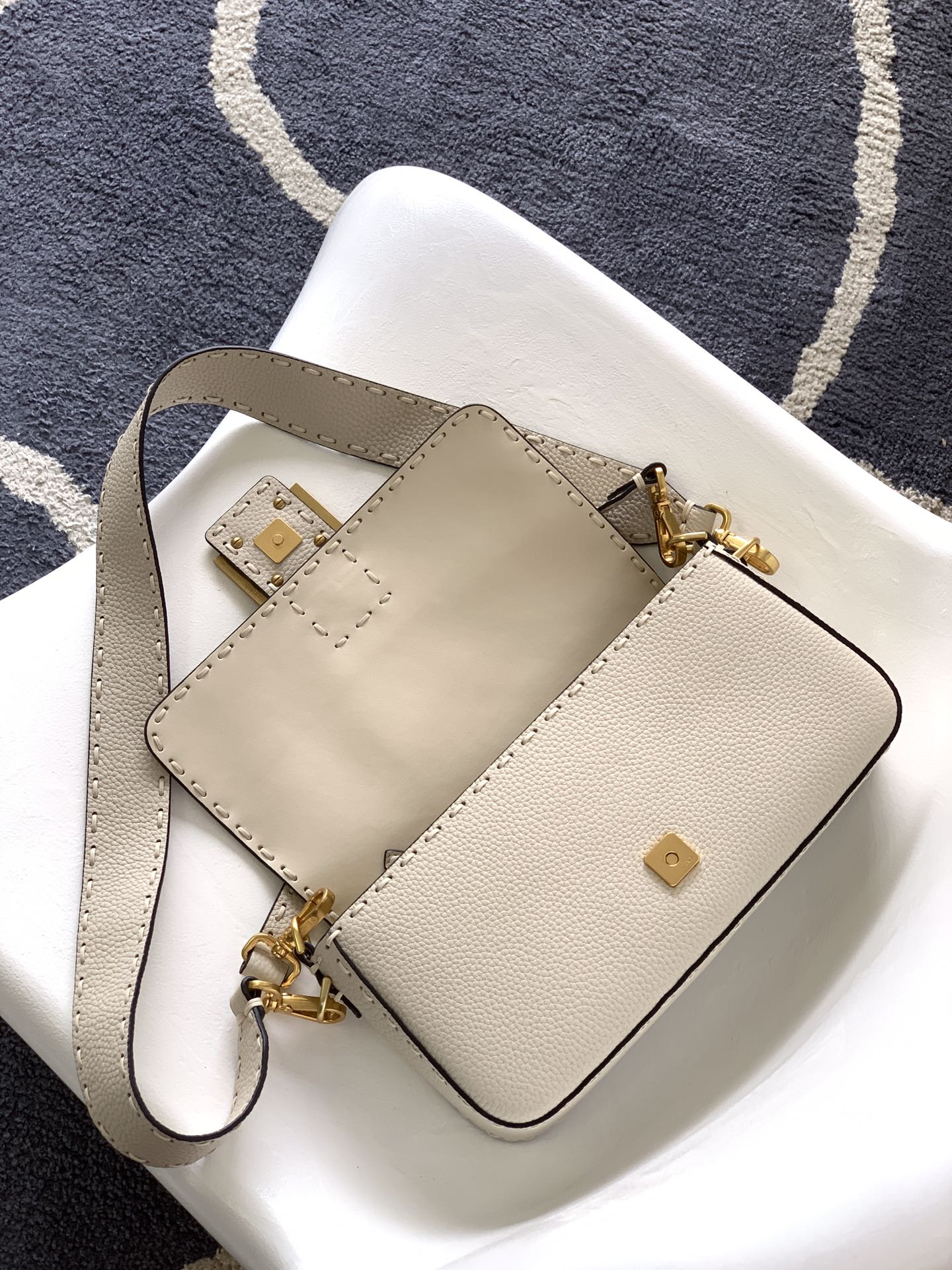 Luxury FendiFend Baguette 27 Bag Beige Calfskin Ghw