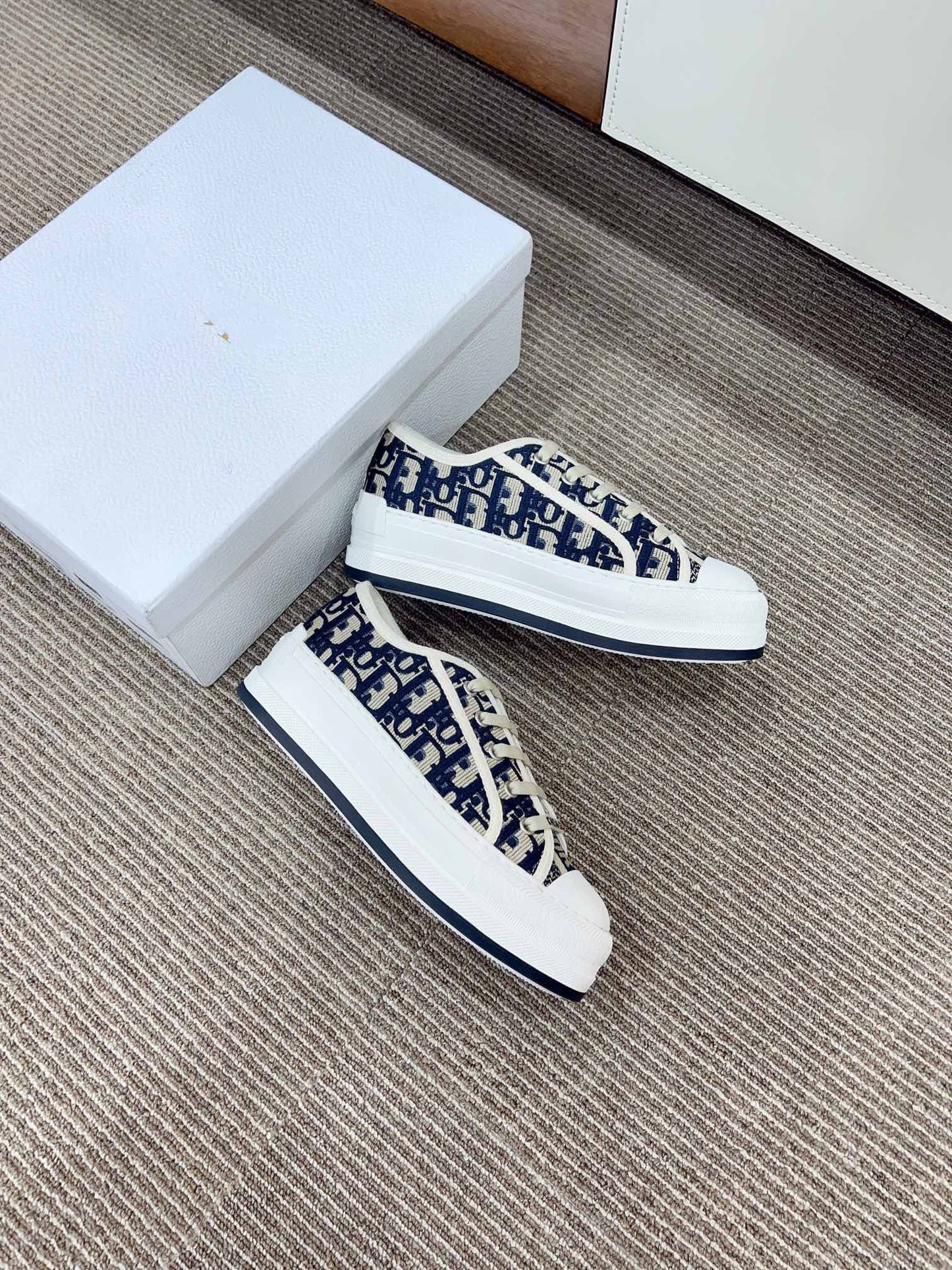 Luxury DiorWALKN WHITE DEEP BLUE OBLIQUE EMBROIDERY CANVAS